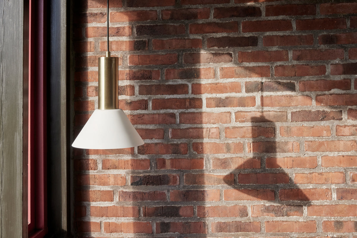 Contrast Pendelleuchte – Messing & Weißglas, Ø 25 cm