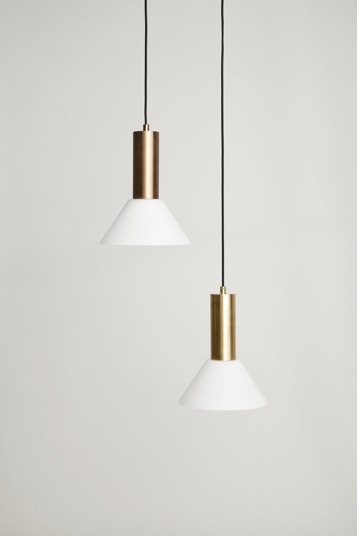 Contrast Pendelleuchte – Messing & Weißglas, Ø 25 cm