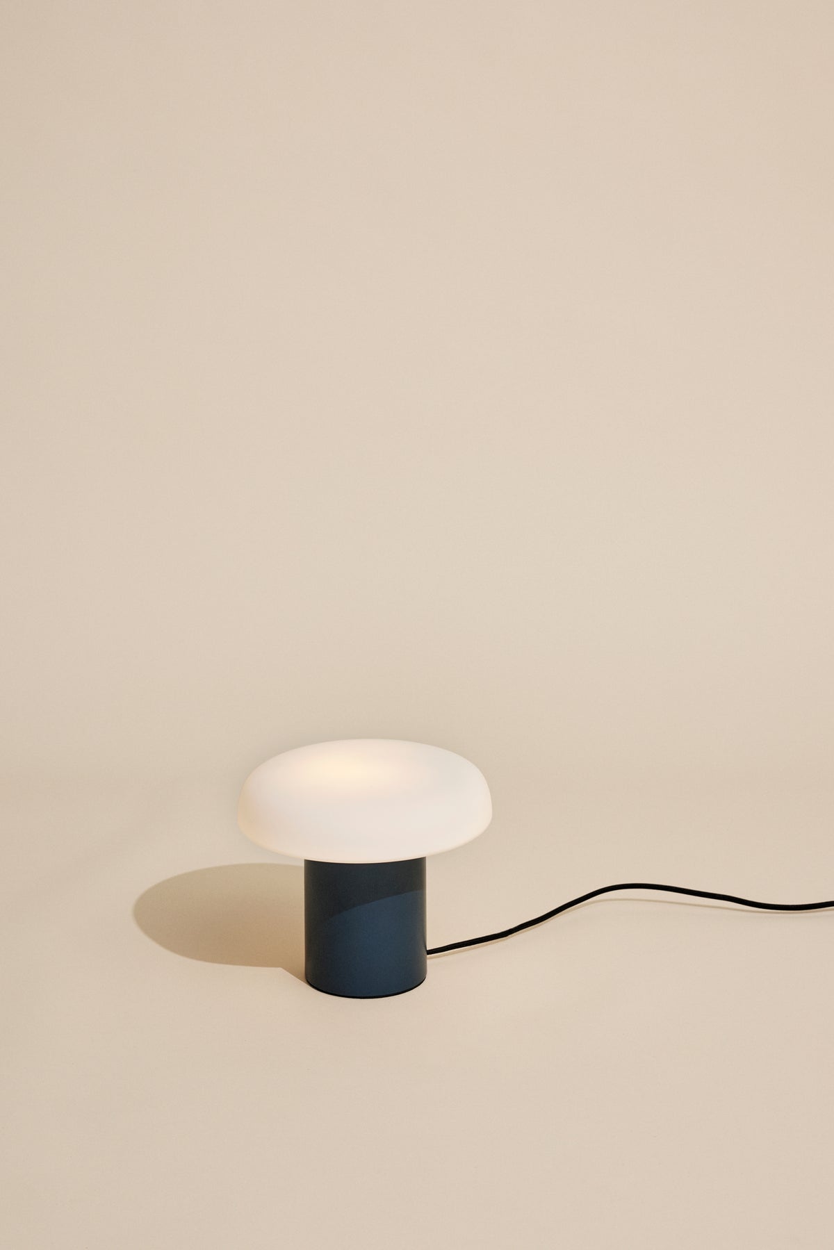 Ateliers Tischlampe Dunkelblau/Weiß