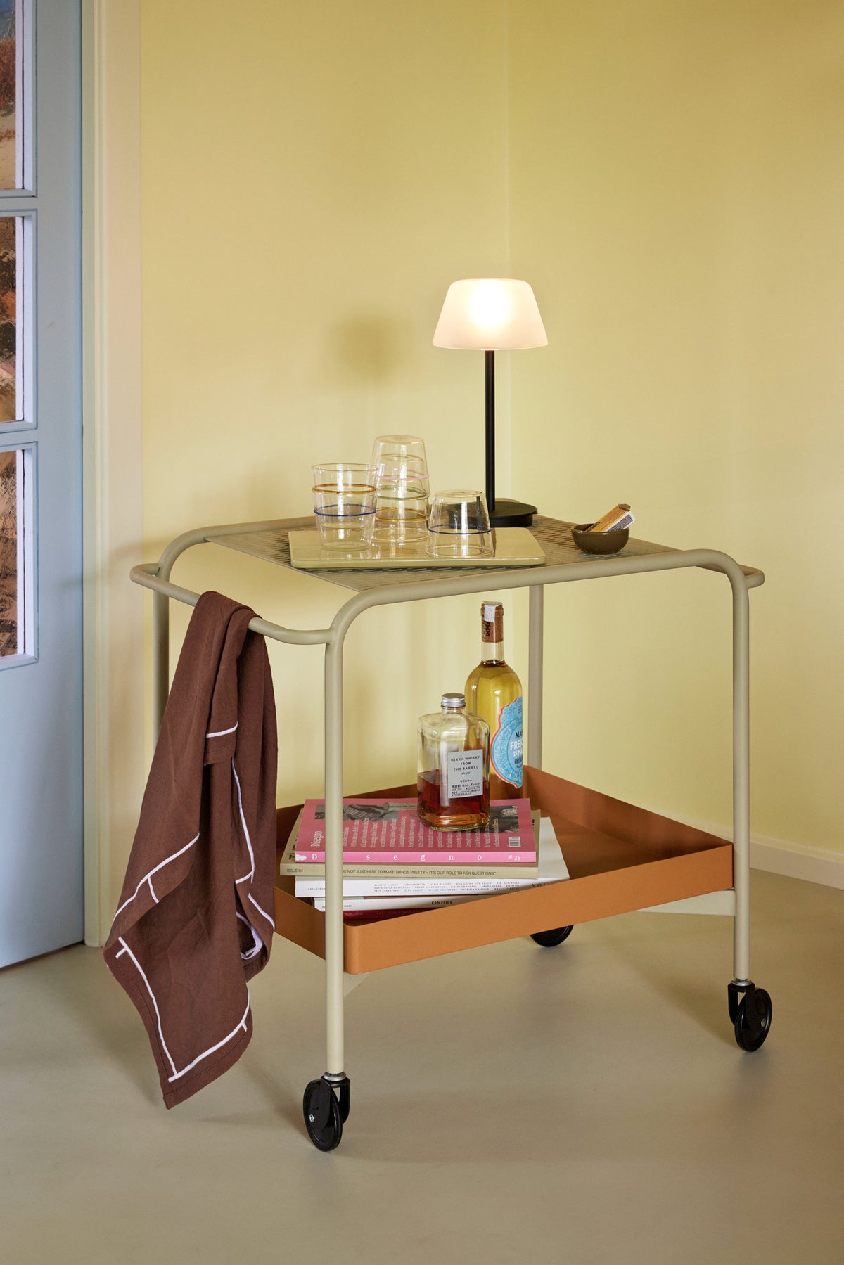 Schwarze tragbare Salonlampe