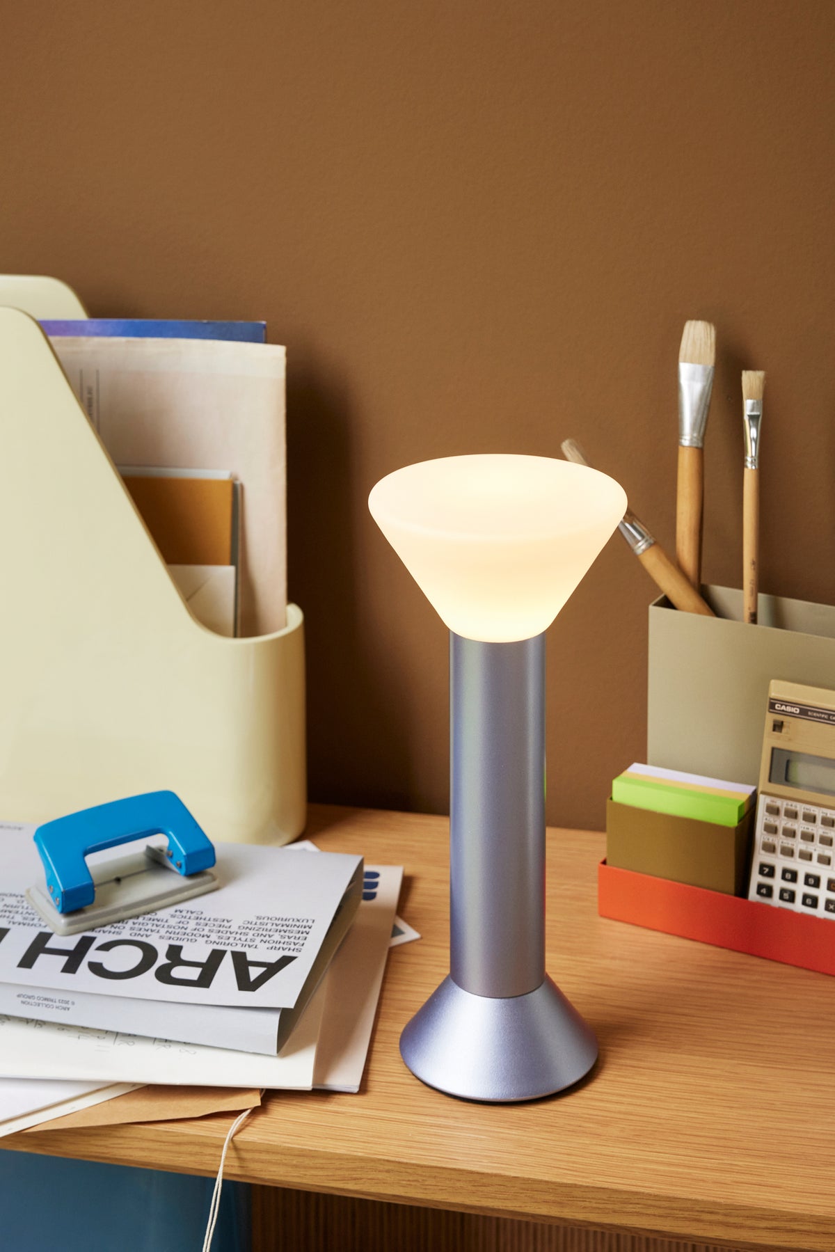 PolsterOase Möbel – Flash Akku, Tischlampe aus Glas und Metall, Metallic, Lila – Ansicht 9