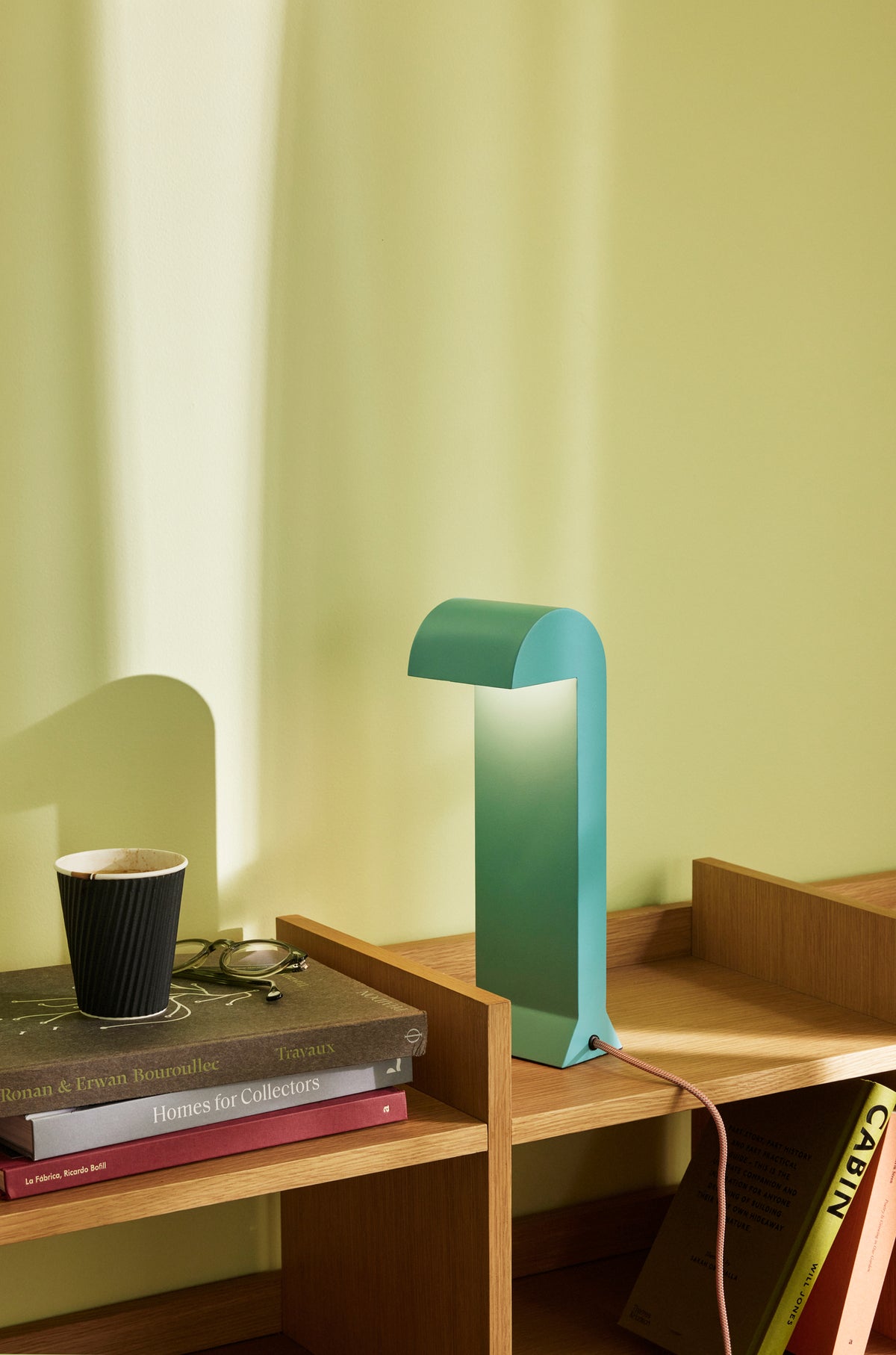 PolsterOase Möbel – Soothe LED, Tischlampe aus Metall und Polycarbonat, Türkis – Ansicht 4