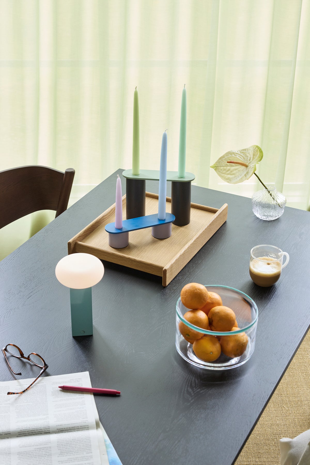 PolsterOase Möbel – Low Akku, Tischlampe aus Opalglas und Eisen, Blau – Ansicht 7