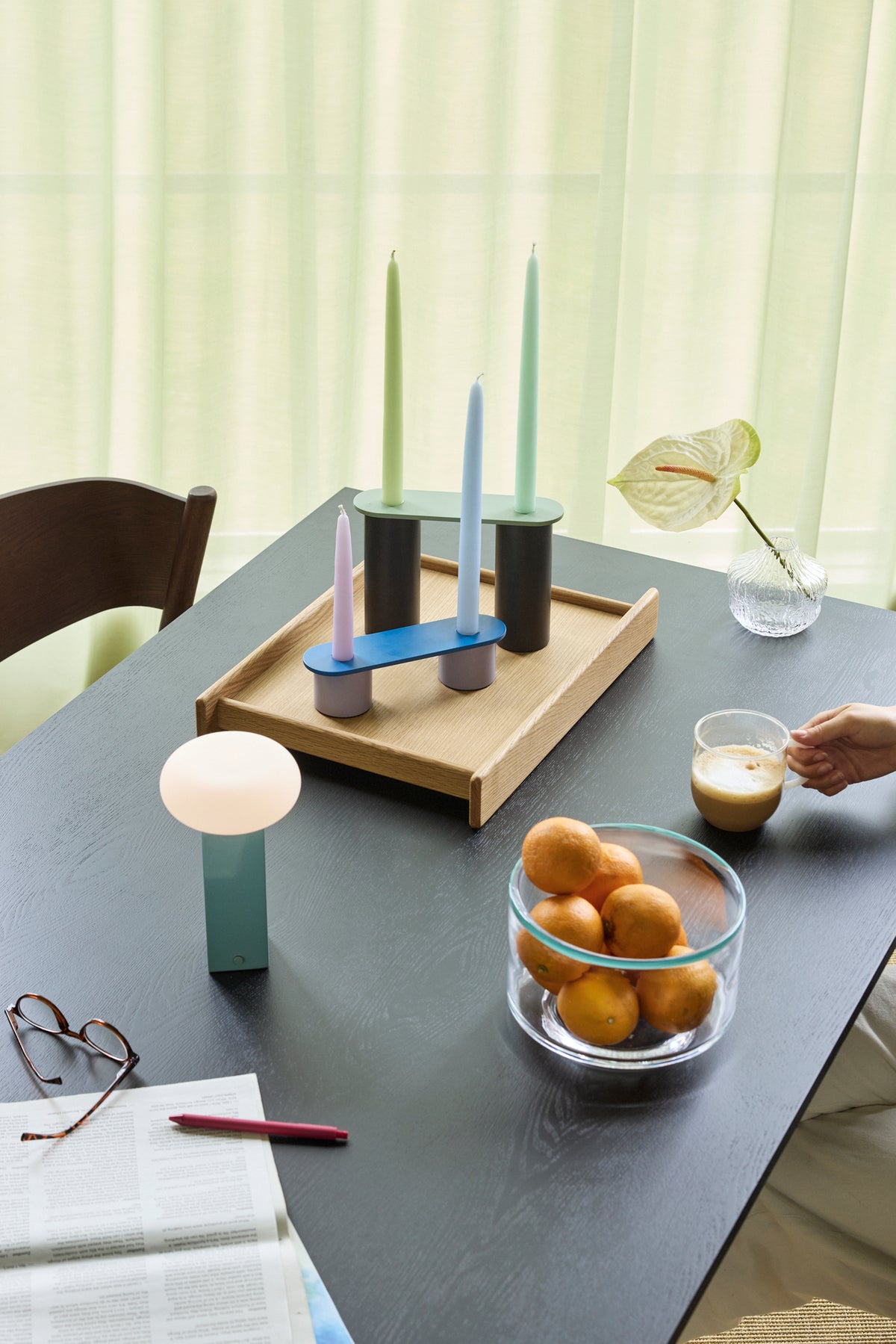 PolsterOase Möbel – Low Akku, Tischlampe aus Opalglas und Eisen, Blau – Ansicht 8