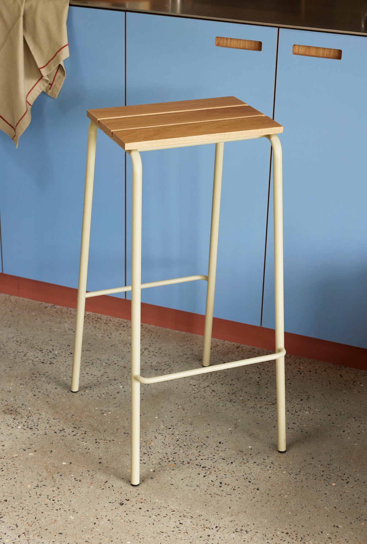 PolsterOase Möbel – Stilt Barhocker aus Eichenholz und Eisen – Ansicht 8