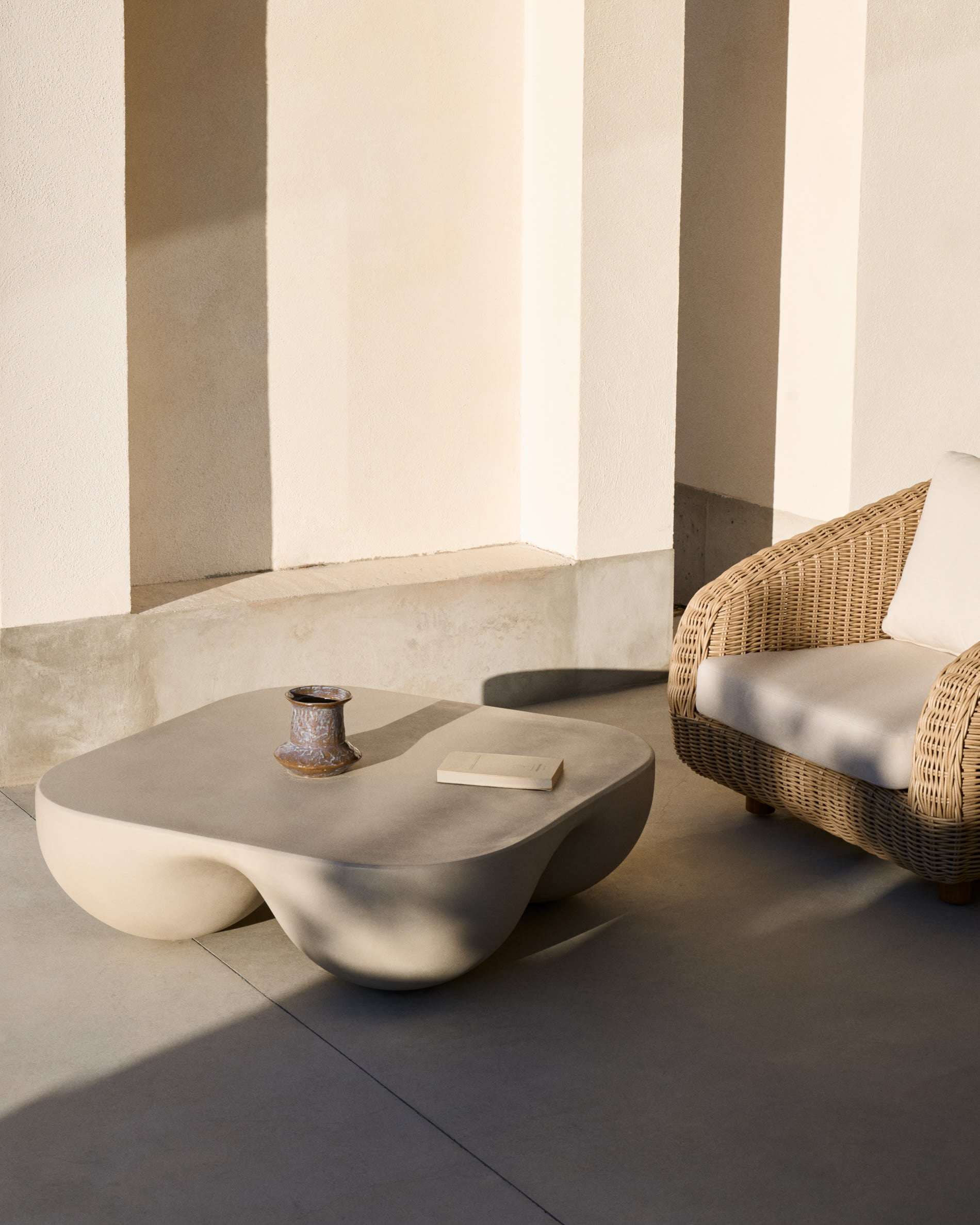 Colba Couchtisch 100x100 cm – Polystone Design für Indoor & Outdoor