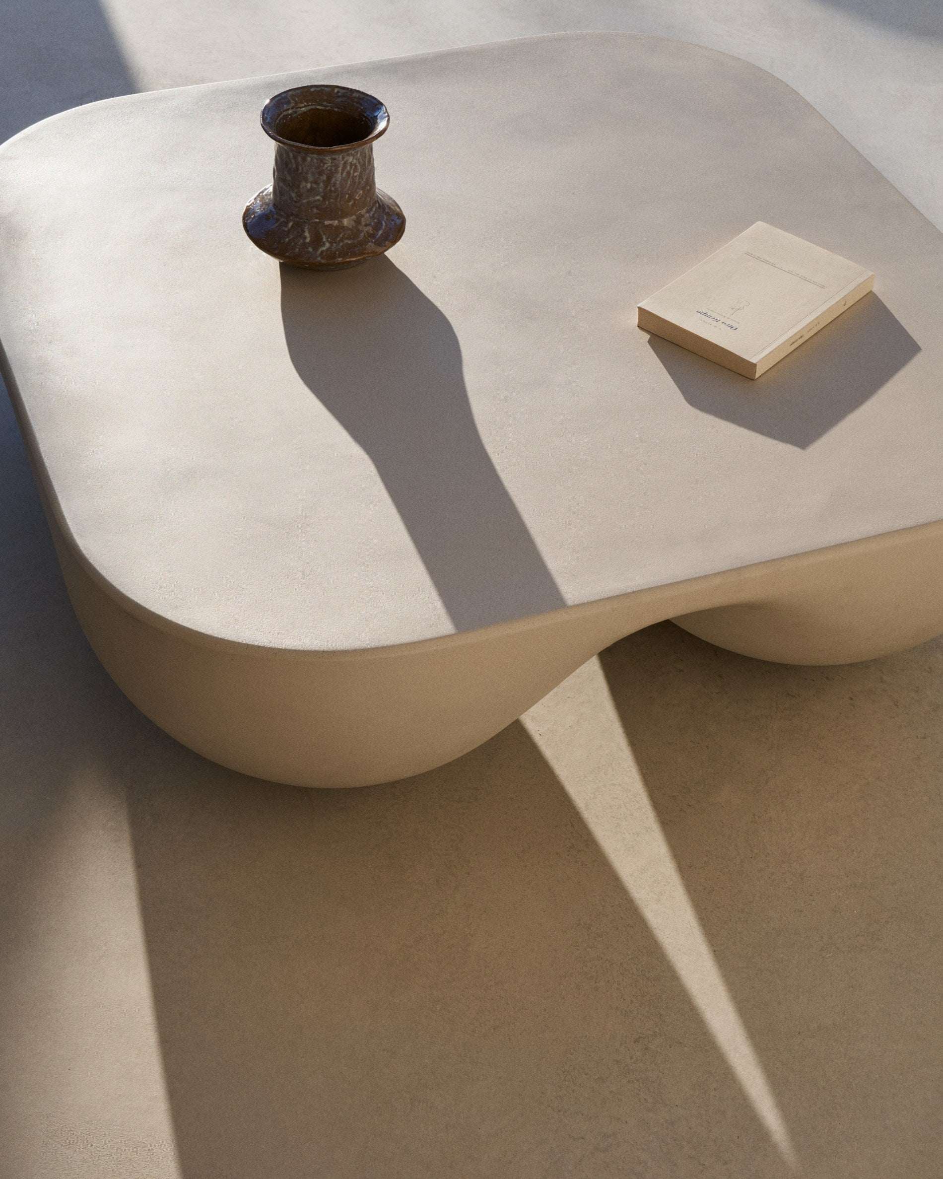Colba Couchtisch 100x100 cm – Polystone Design für Indoor & Outdoor