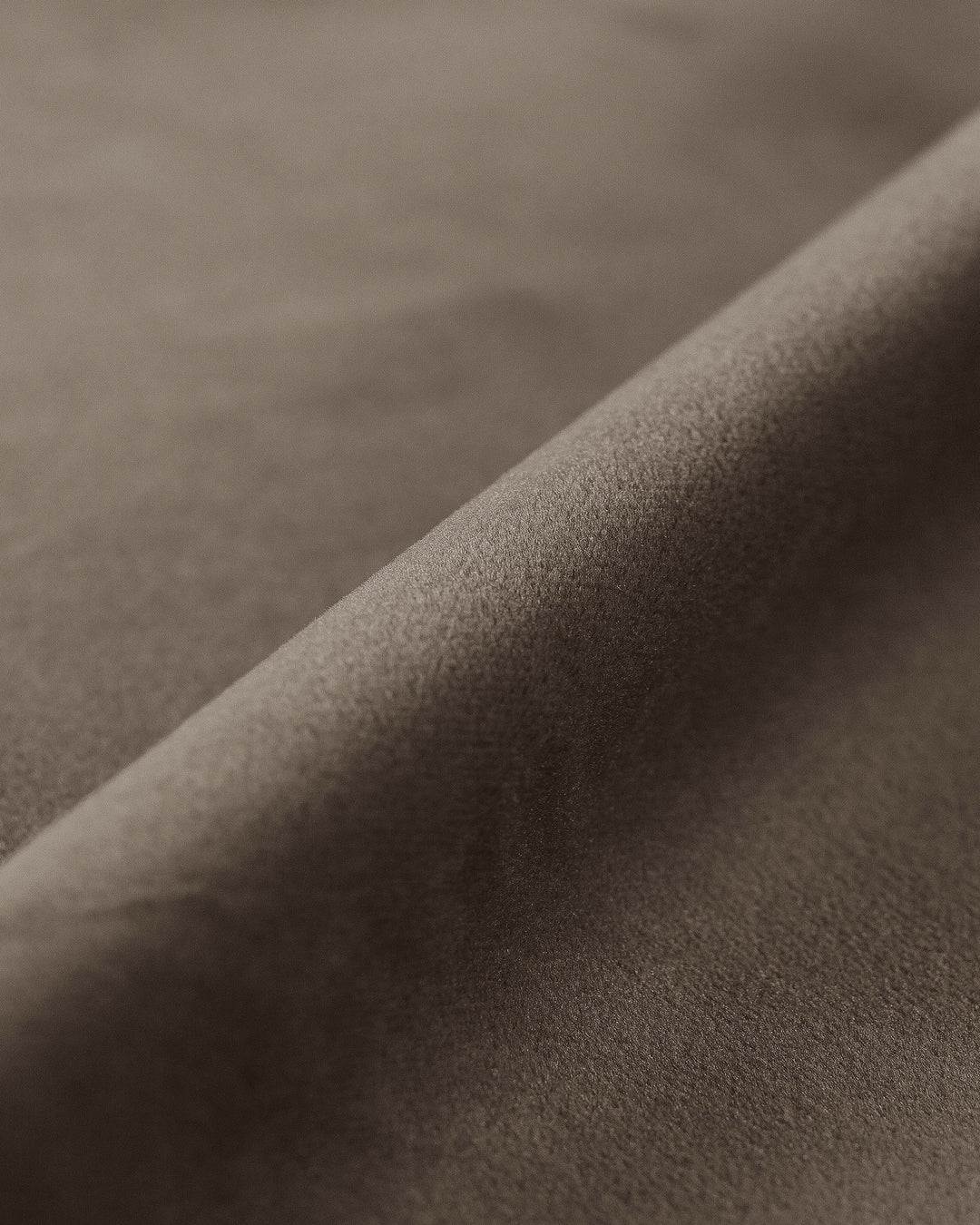 PolsterOase Sofa – BONO Modulsofa 3-Sitzer mit Récamiere in Samt, 295 cm, Hellbraun, Links – Detailansicht