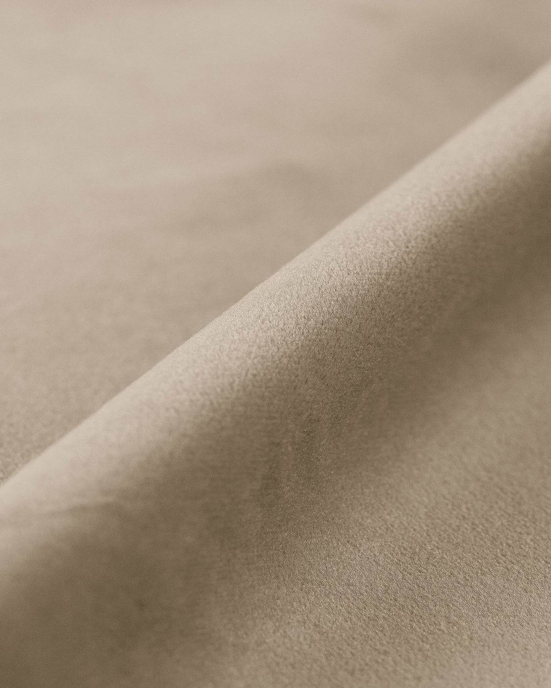 PolsterOase Sofa – BONO Modulsofa 3-Sitzer mit Récamiere in Samt, 295 cm, Leichtes beige, Links – Detailansicht