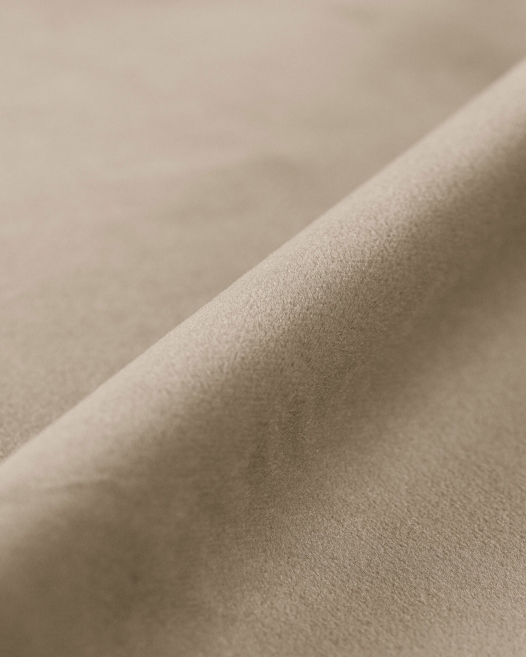 PolsterOase Sofa – BONO Modulsofa 3-Sitzer mit Récamiere in Samt, 295 cm, Leichtes beige, Rechts – Detailansicht