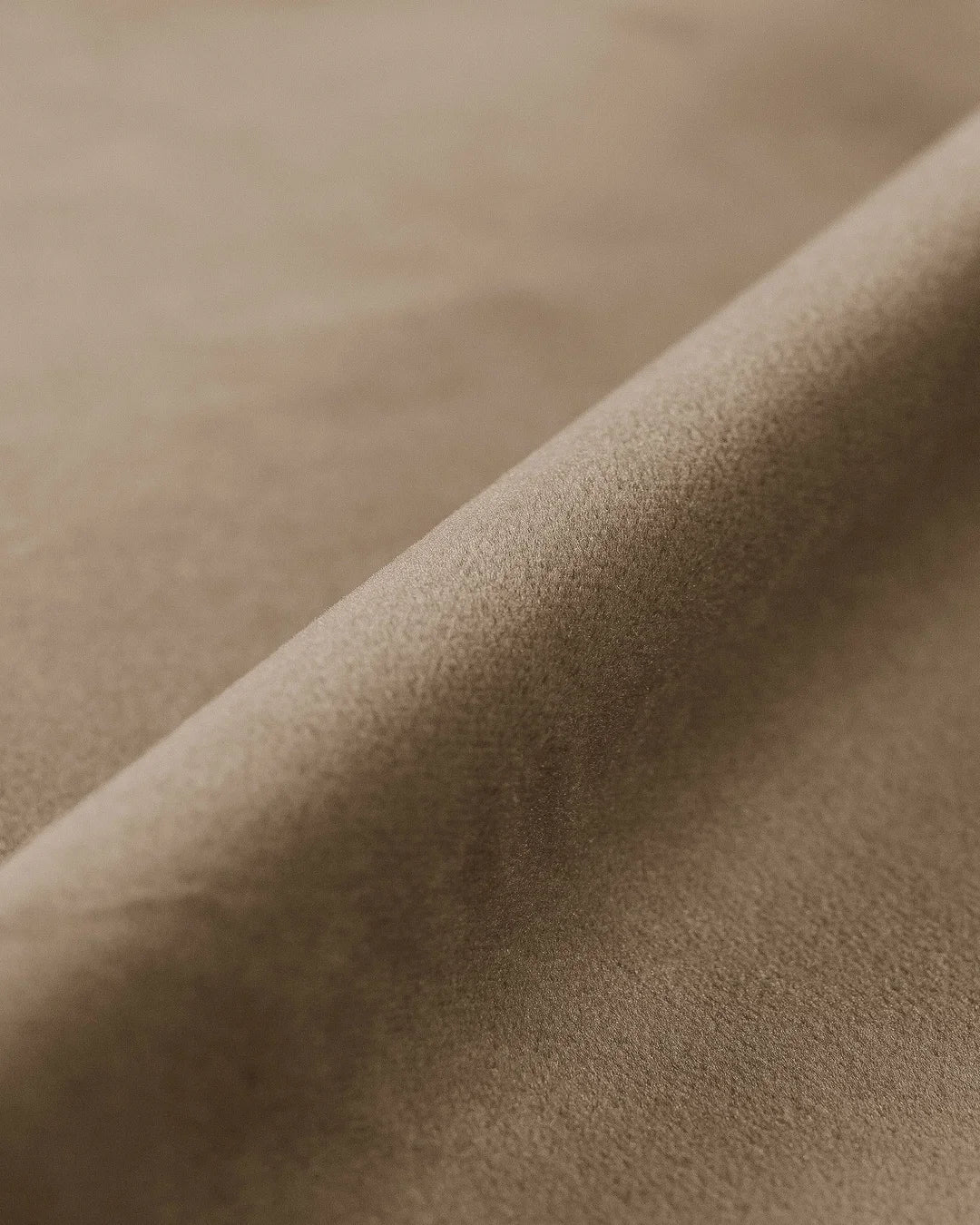 PolsterOase Sofa – BONO Modulsofa 3-Sitzer mit Récamiere in Samt, 295 cm, Mandel beige, Rechts – Detailansicht