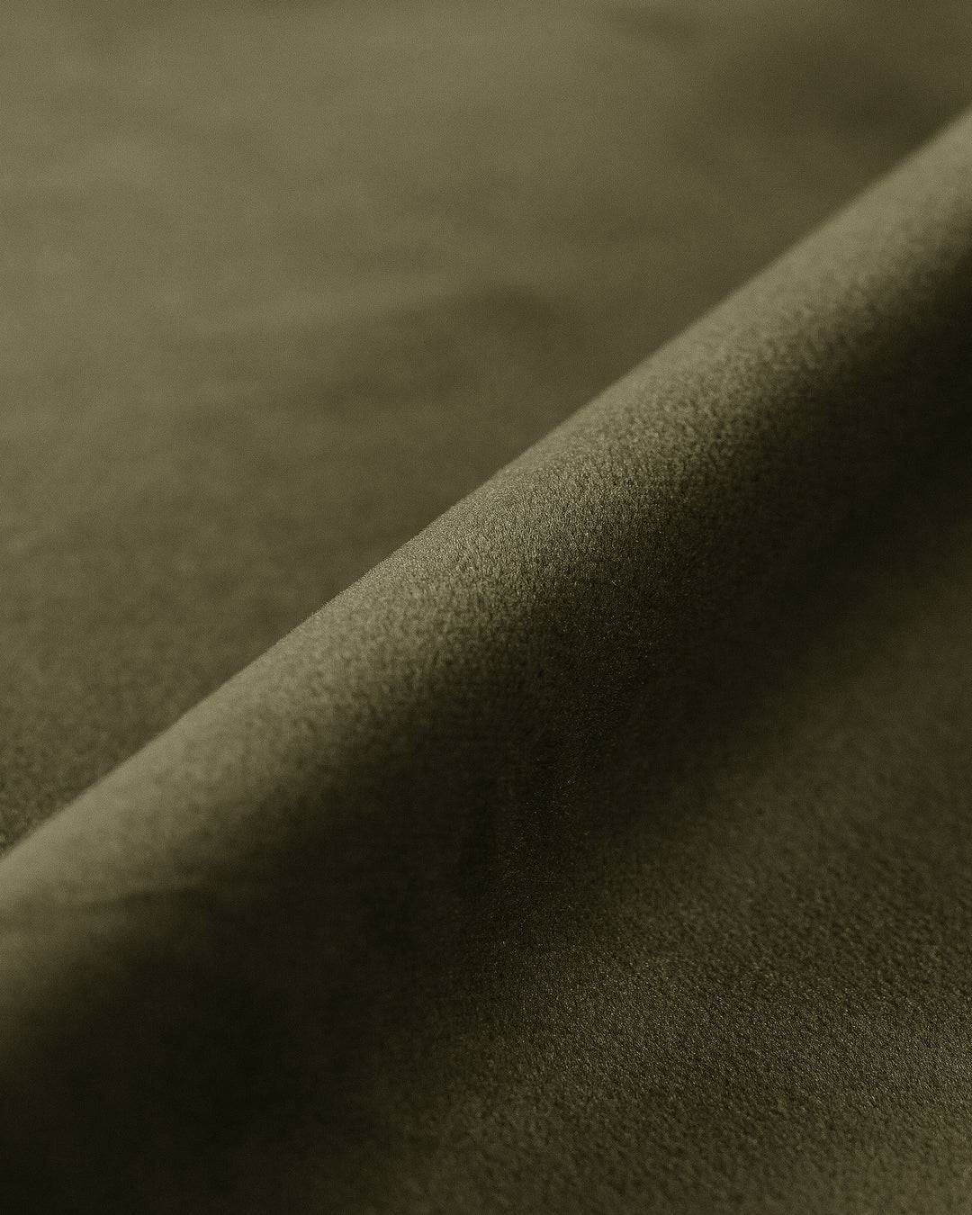 PolsterOase Sofa – BONO Pouf in Samt, 100 x 85 cm, Hellgrün – Detailansicht