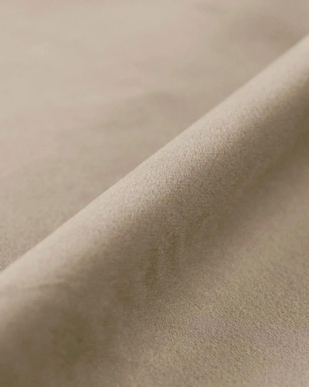 PolsterOase Sofa – BONO Pouf in Samt, 100 x 85 cm, Leichtes beige – Detailansicht