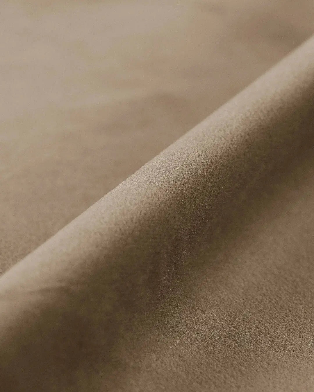 PolsterOase Sofa – BONO Pouf in Samt, 100 x 85 cm, Mandel beige – Detailansicht