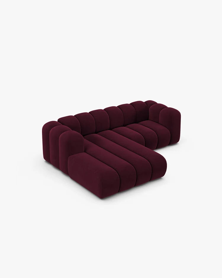 PolsterOase Sofa – Grandé Ecksofa 3-Sitzer in Samt, 230 cm Breite, Burgund, Links – Perspektivische Ansicht