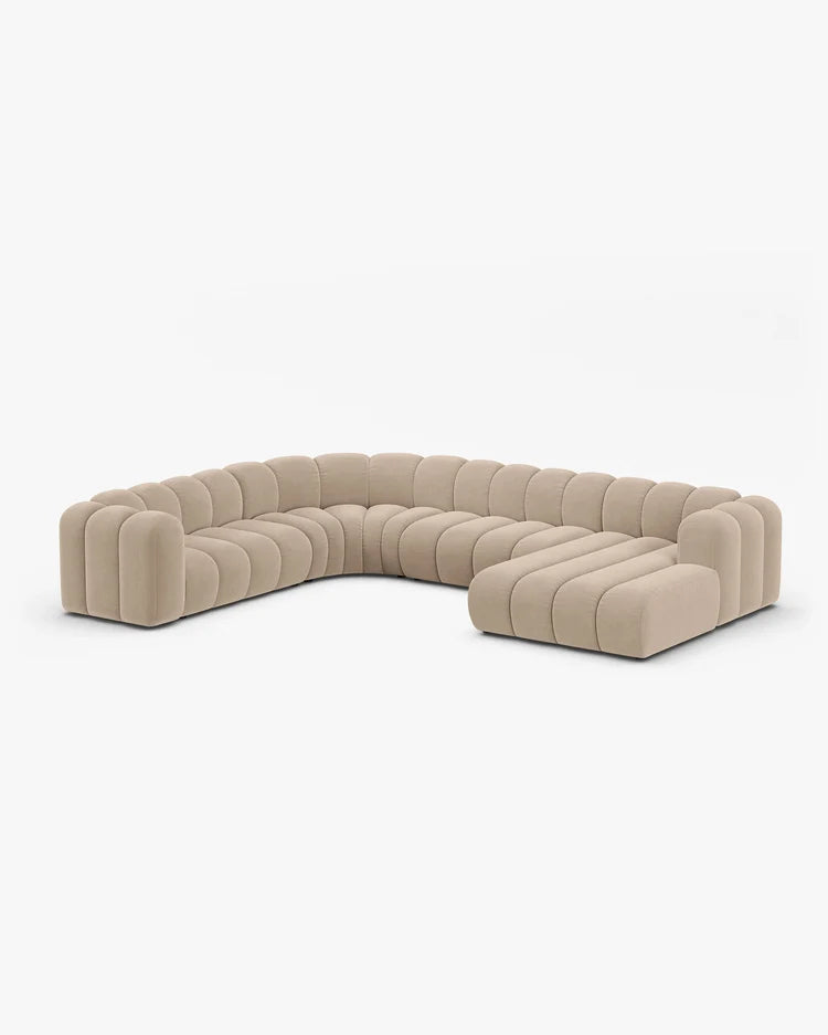 PolsterOase Sofa – Grandé Wohnlandschaft 6-Sitzer in Samt, 370 cm Breite, Beige, Links – Seitenansicht
