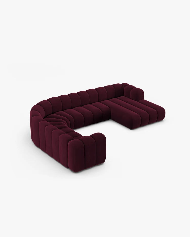 PolsterOase Sofa – Grandé Wohnlandschaft 6-Sitzer in Samt, 370 cm Breite, Burgund, Links – Perspektivische Ansicht