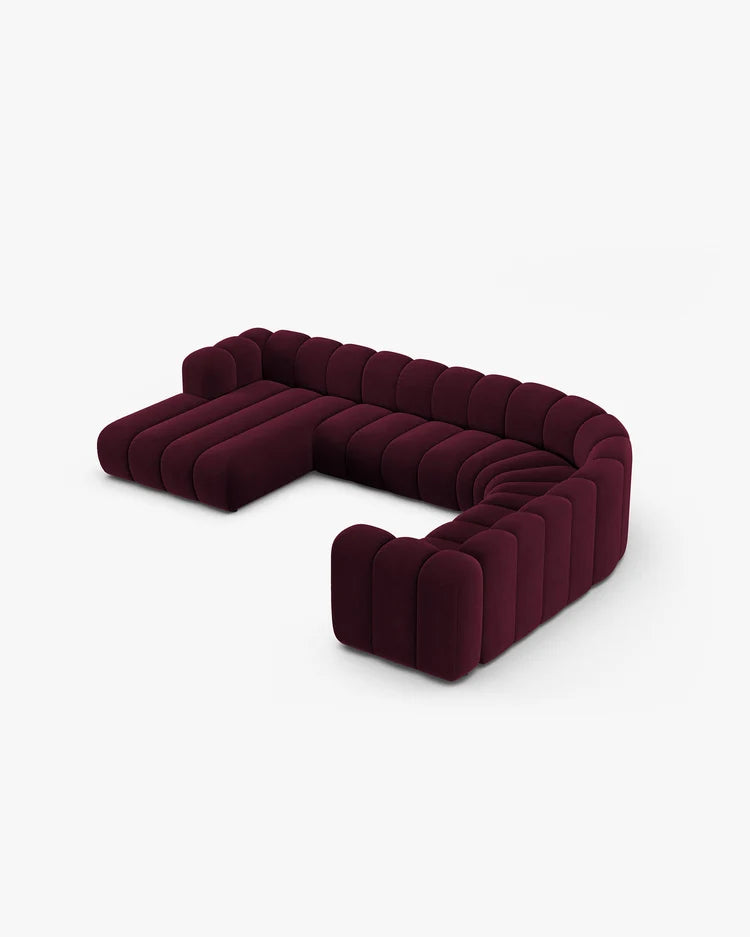 PolsterOase Sofa – Grandé Wohnlandschaft 6-Sitzer in Samt, 370 cm Breite, Burgund, Rechts – Perspektivische Ansicht