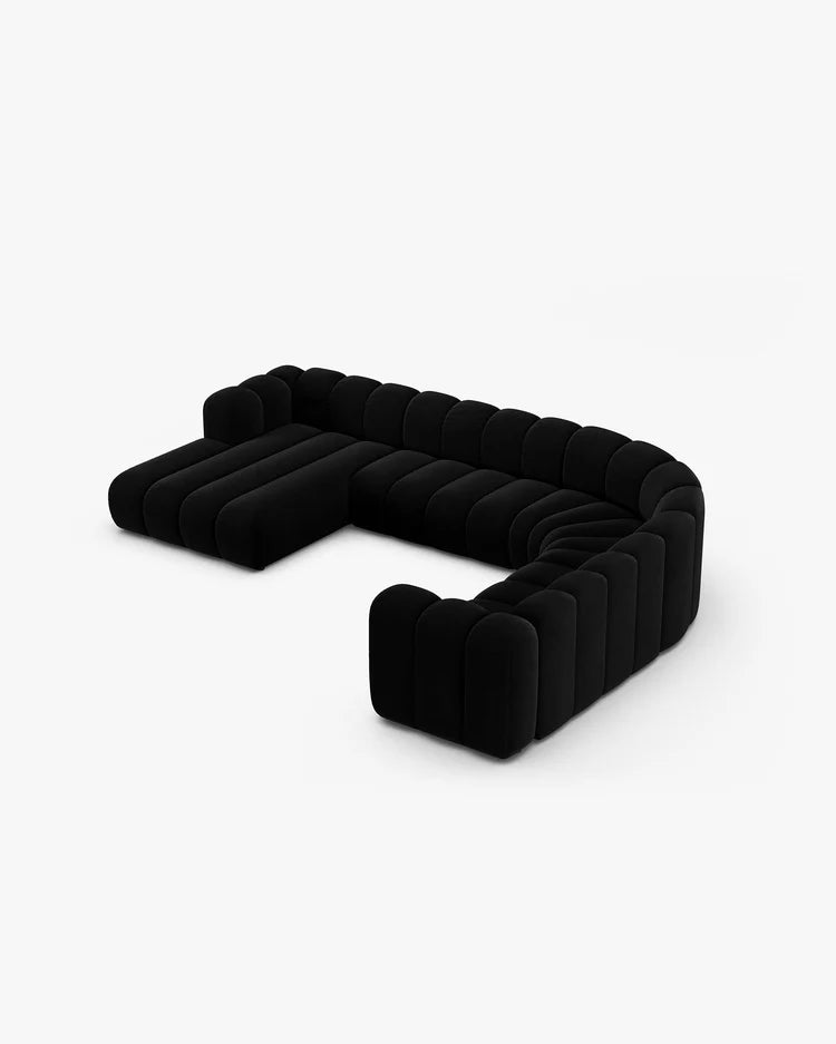 PolsterOase Sofa – Grandé Wohnlandschaft 6-Sitzer in Samt, 370 cm Breite, Schwarz, Rechts – Perspektivische Ansicht