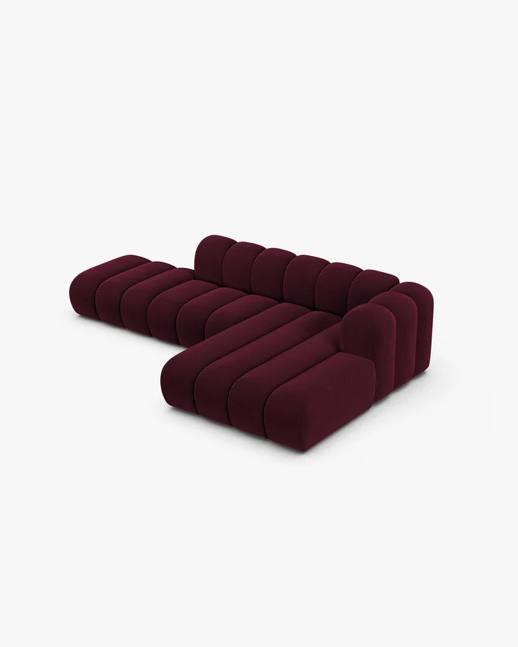 PolsterOase Sofa – Grandé offenes Ecksofa 5-Sitzer in Samt, 299 cm Breite, Burgund, Rechts – Perspektivische Ansicht