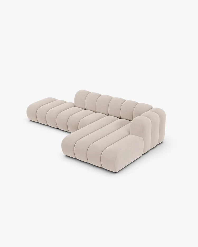 PolsterOase Sofa – Grandé offenes Ecksofa 5-Sitzer in Samt, 299 cm Breite, Leichtes beige, Rechts – Perspektivische Ansicht