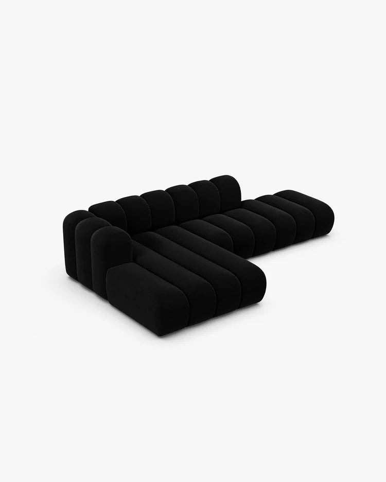 PolsterOase Sofa – Grandé offenes Ecksofa 5-Sitzer in Samt, 299 cm Breite, Schwarz, Links – Perspektivische Ansicht