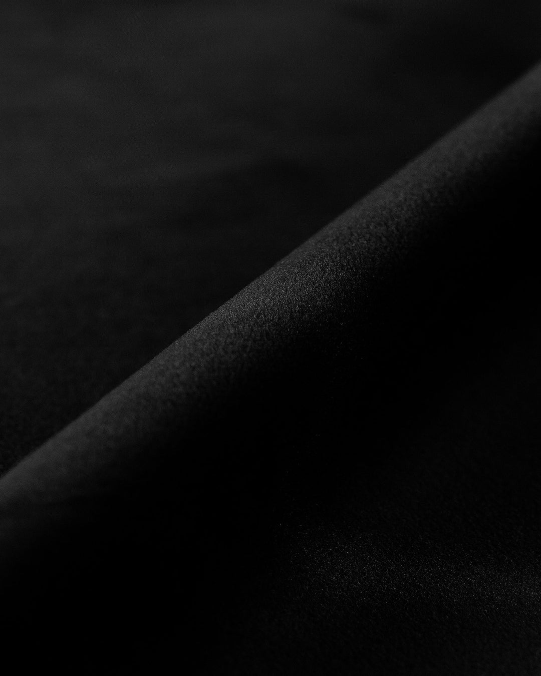 PolsterOase Sofa – Selene Wohnlandschaft 6-Sitzer in Samt, 380 cm Breite, Schwarz, Links – Detailansicht