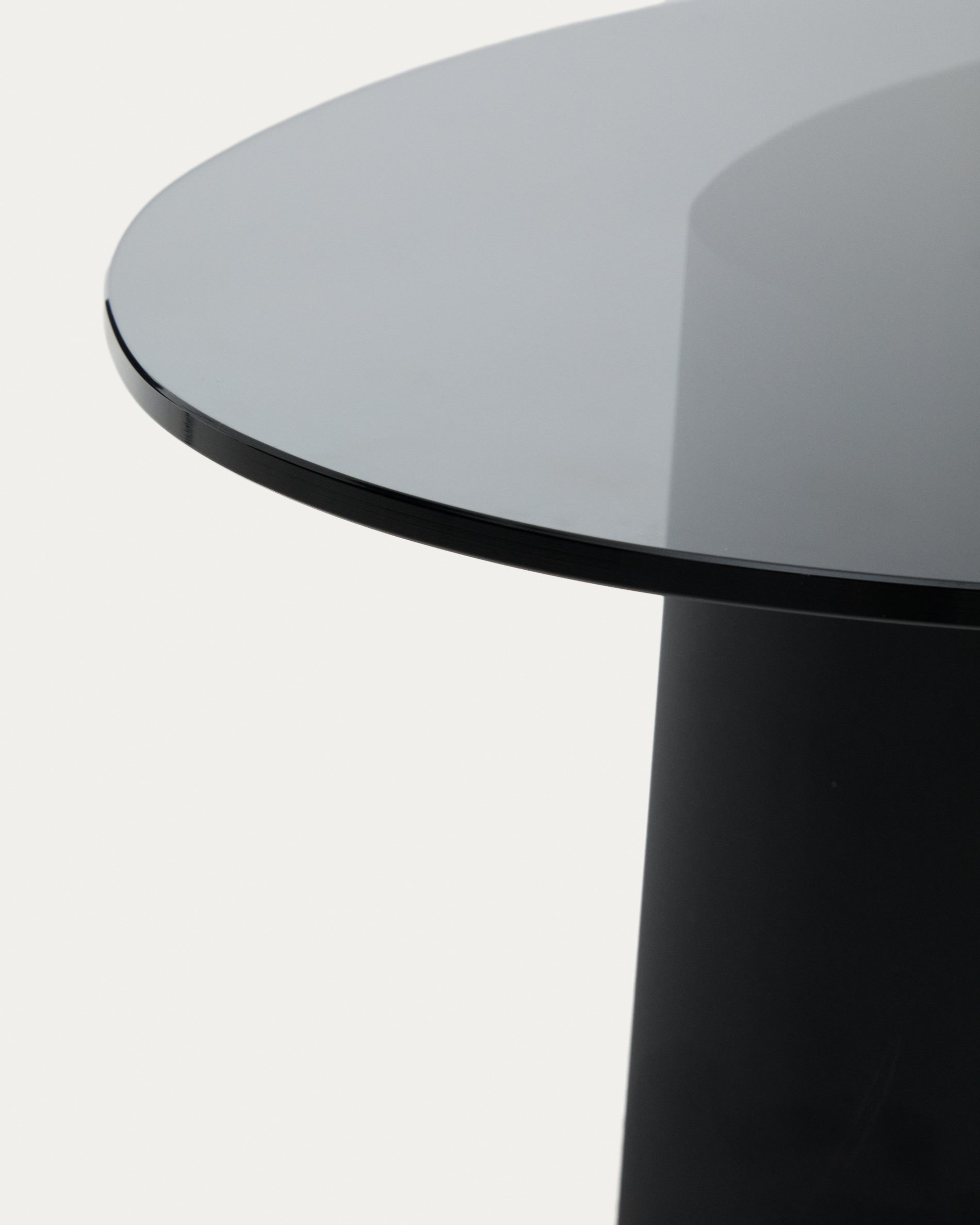 Olir Couchtisch 82x74 cm – Design Couchtisch aus Glas & schwarzem Stahl