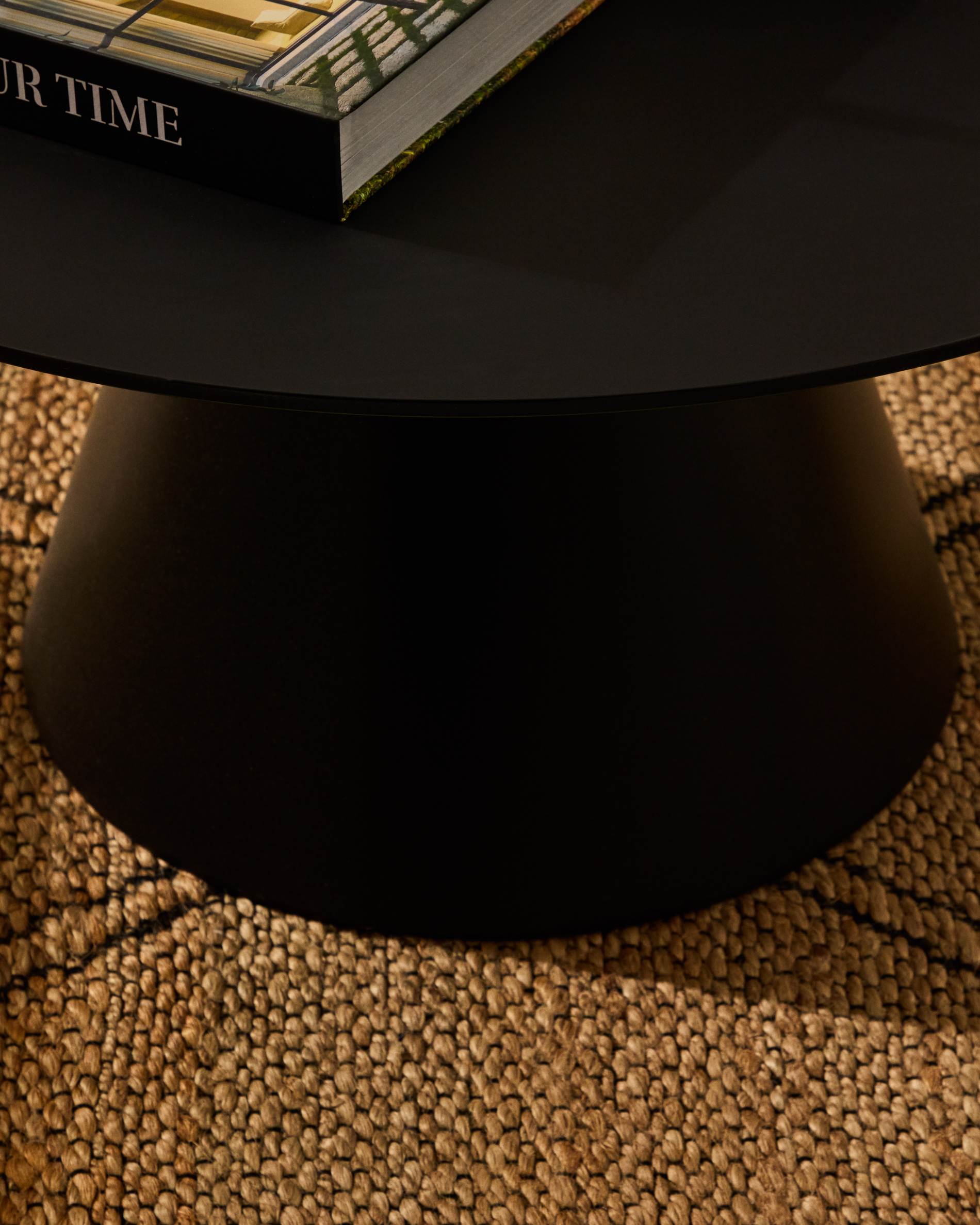 Wilshire Couchtisch Ø80 cm – Designer Couchtisch aus Milchglas & schwarzem Stahl