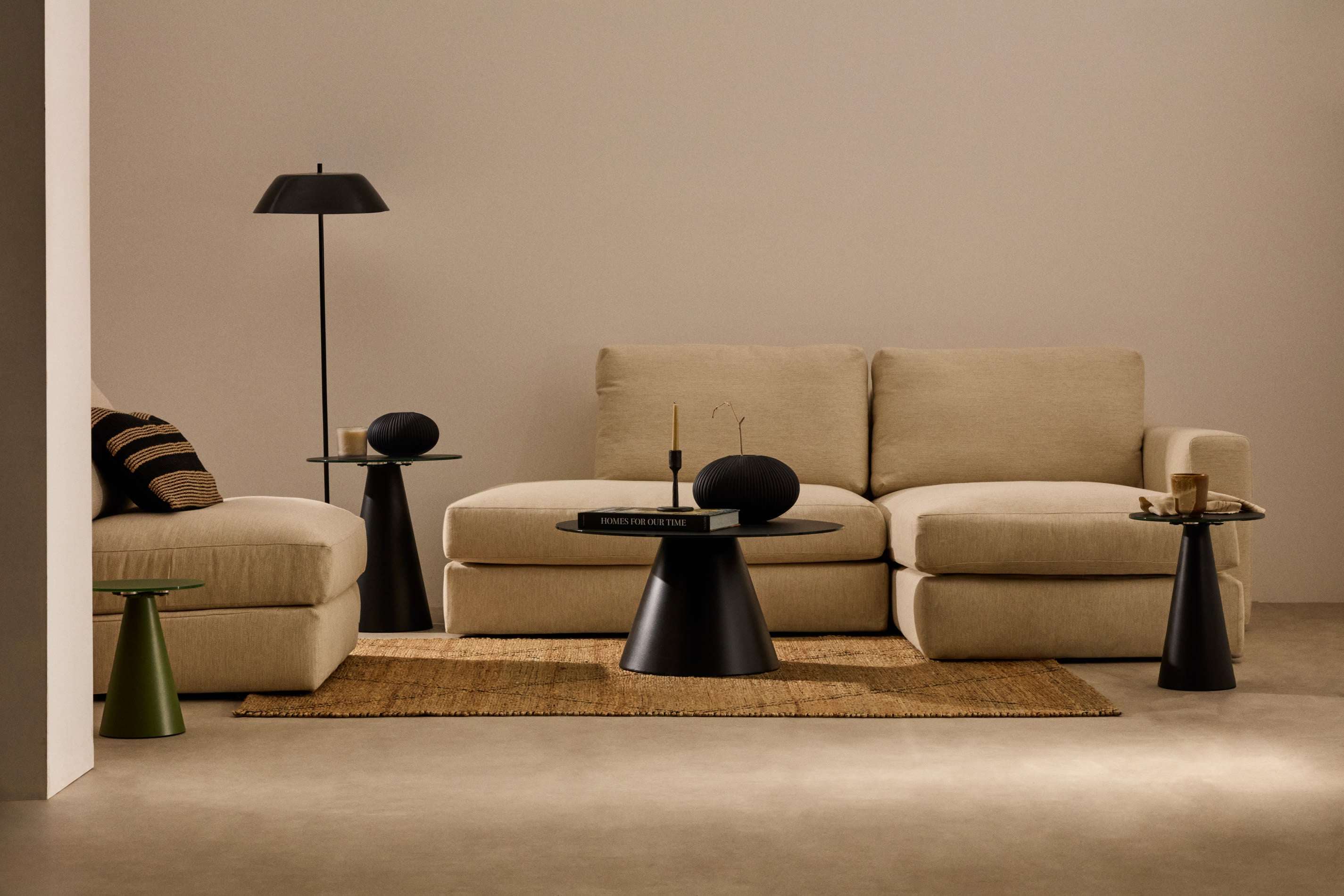 Wilshire Couchtisch Ø80 cm – Designer Couchtisch aus Milchglas & schwarzem Stahl