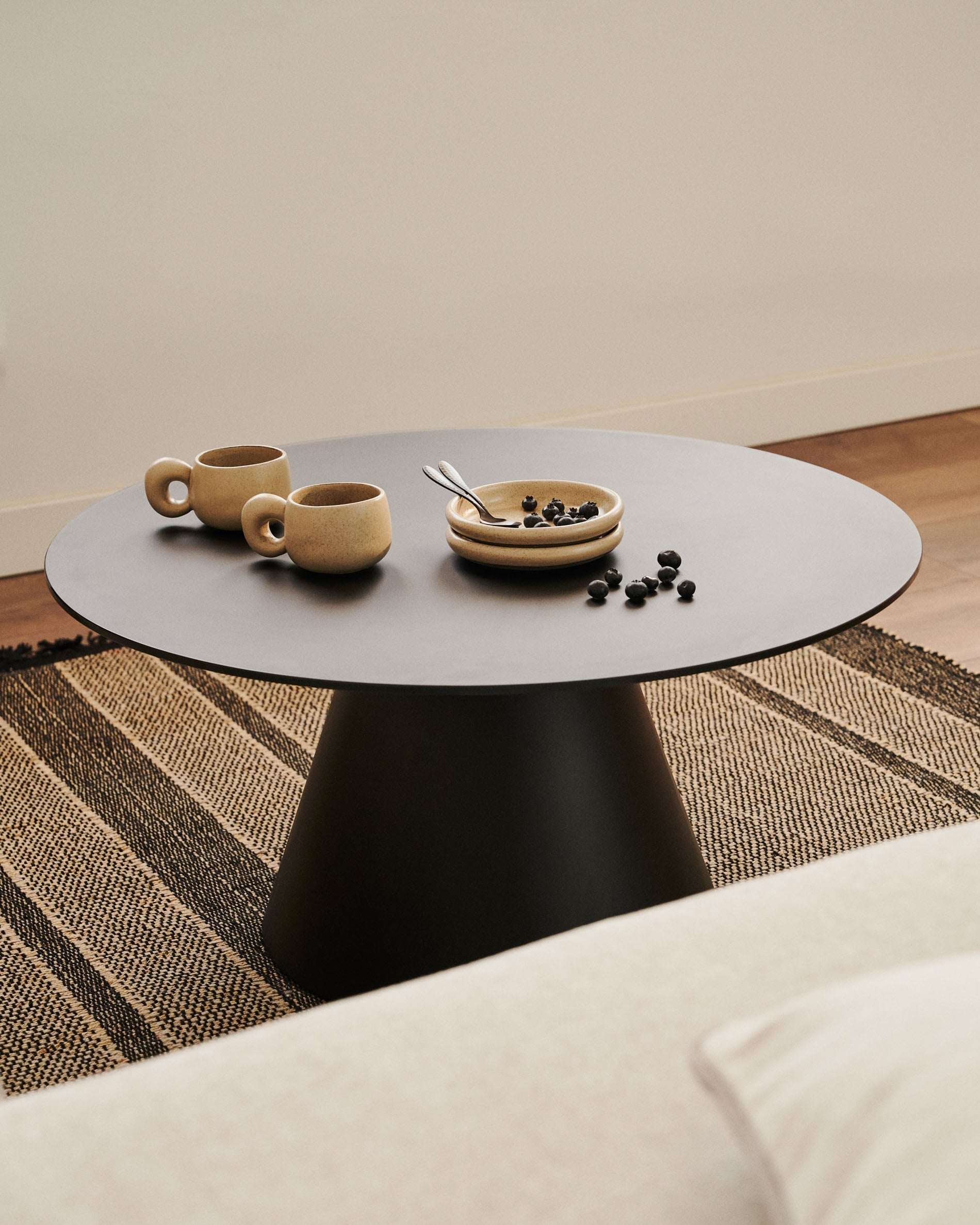Wilshire Couchtisch Ø80 cm – Designer Couchtisch aus Milchglas & schwarzem Stahl
