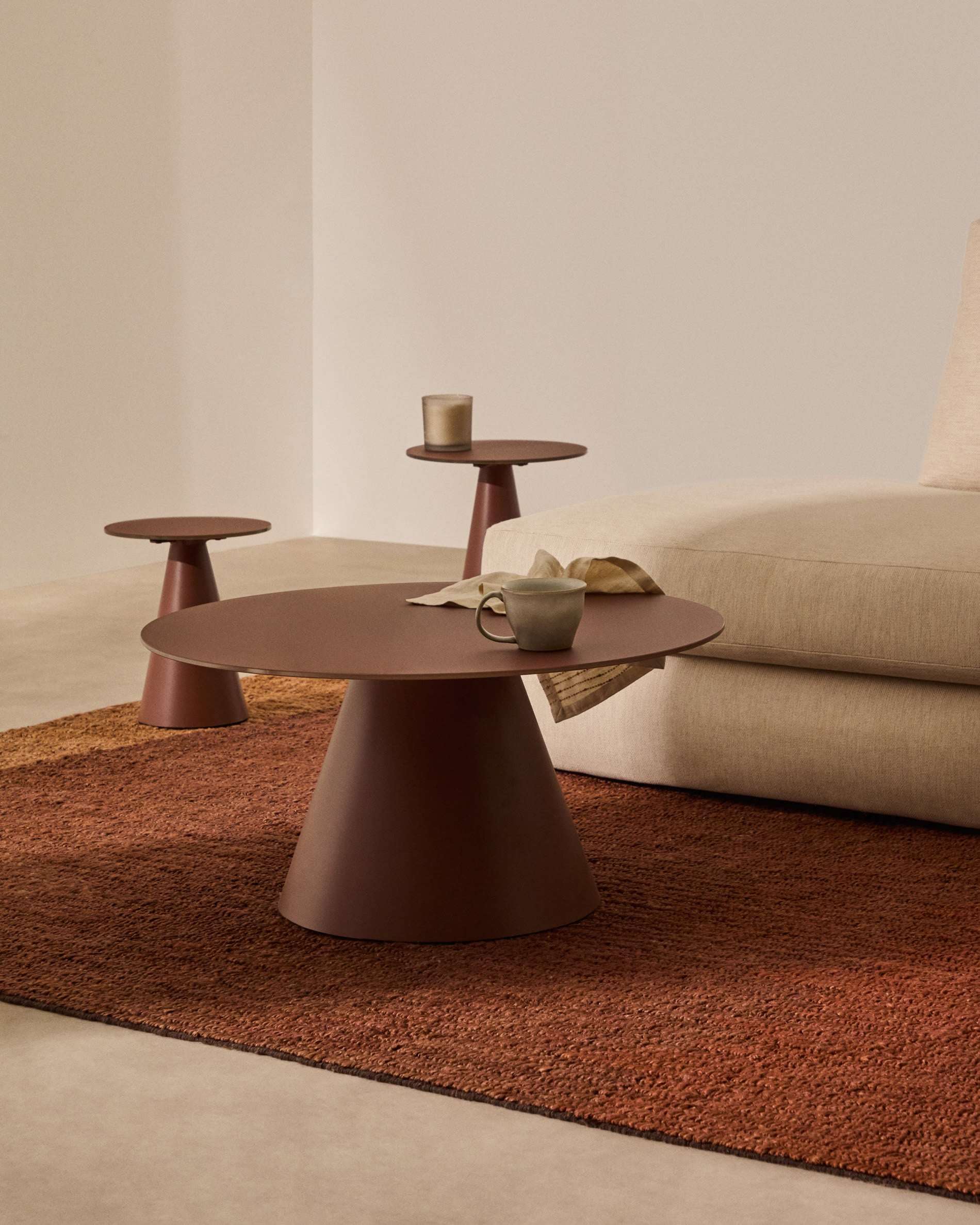 Wilshire Couchtisch Ø80 cm – Milchglas & Stahl in Terracotta (Design Statement)