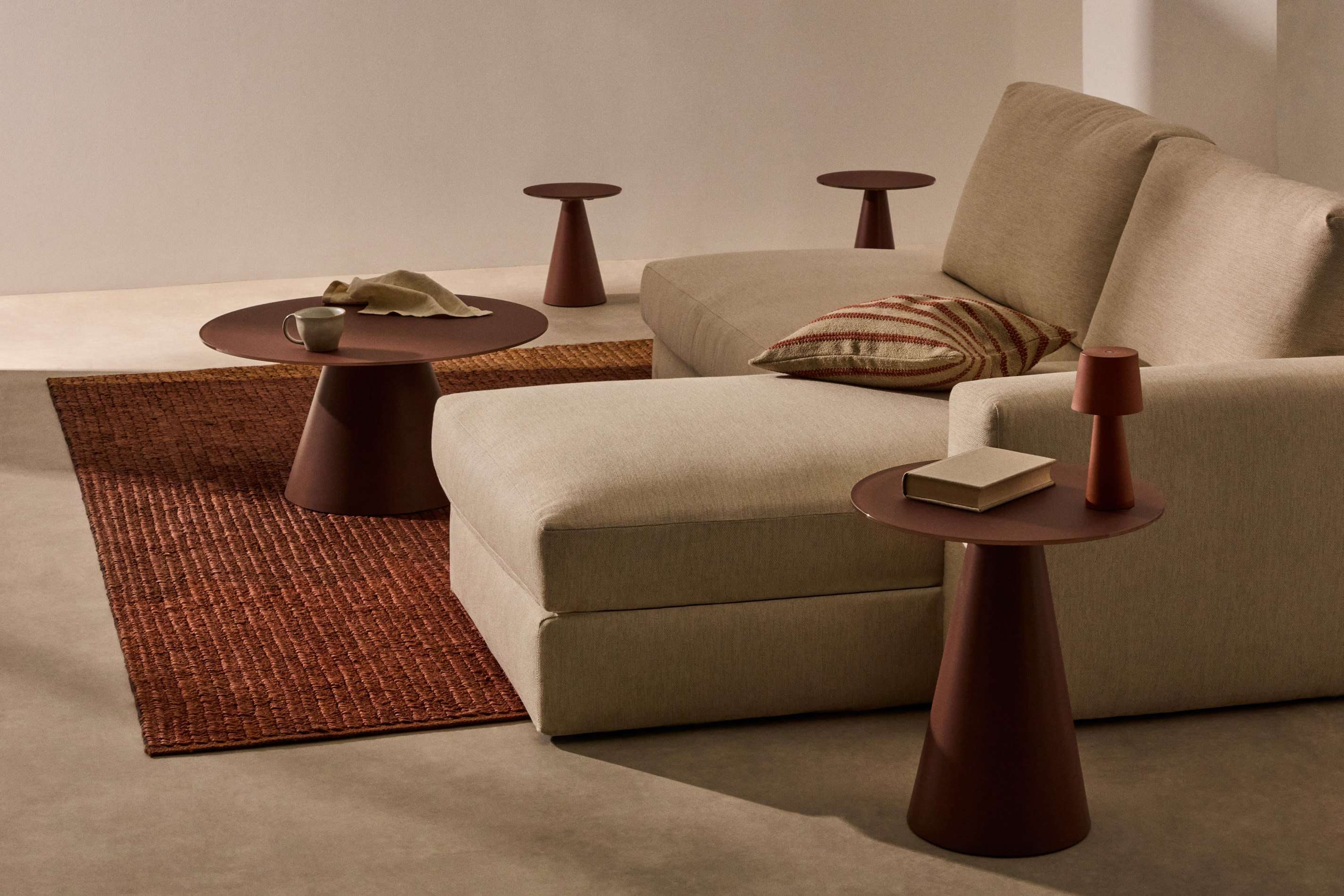 Wilshire Couchtisch Ø80 cm – Milchglas & Stahl in Terracotta (Design Statement)