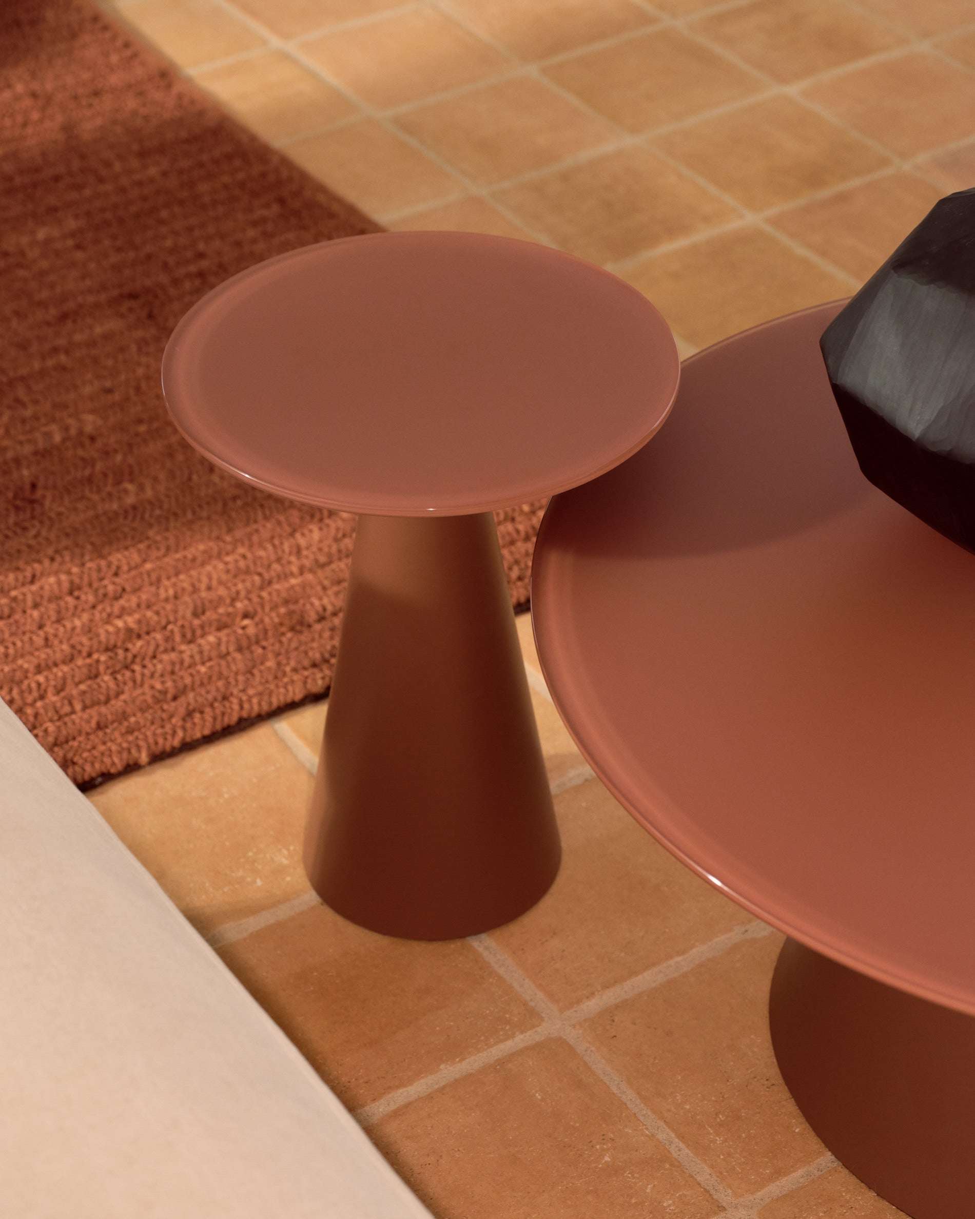 Wilshire Couchtisch Ø80 cm – Milchglas & Stahl in Terracotta (Design Statement)