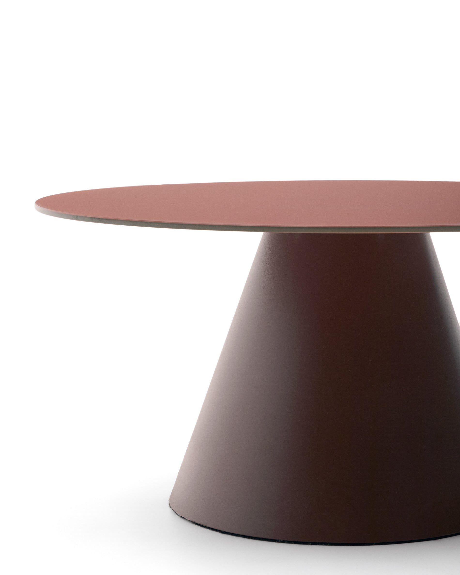 Wilshire Couchtisch Ø80 cm – Milchglas & Stahl in Terracotta (Design Statement)