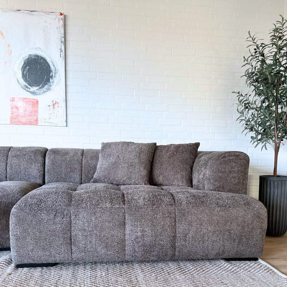 Bora Ecksofa (rechts) in Bouclé Beige, 304 cm Breite | PolsterOase