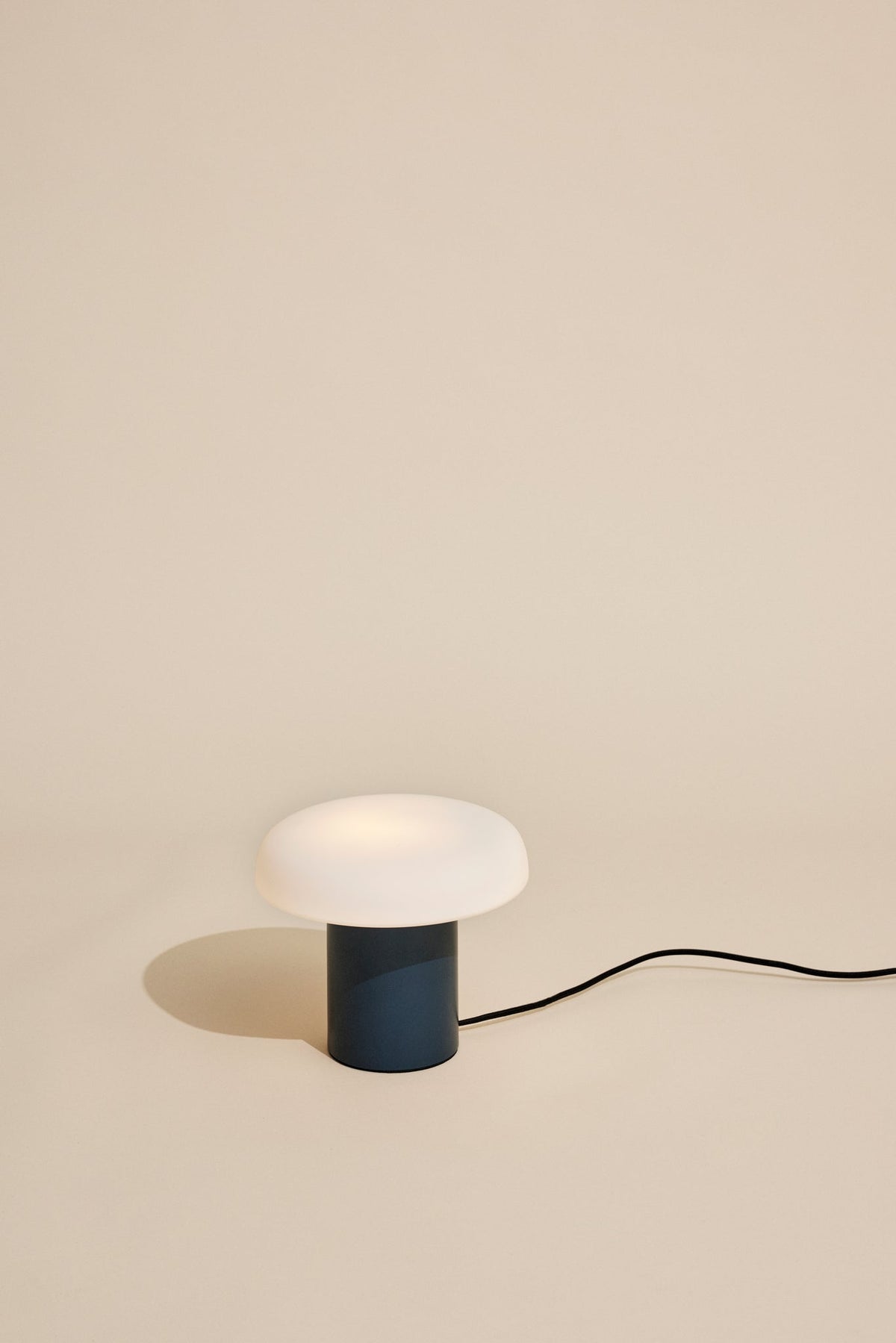 PolsterOase Möbel – Ateliers Tischlampe aus Glas und Eisen – Ansicht 8