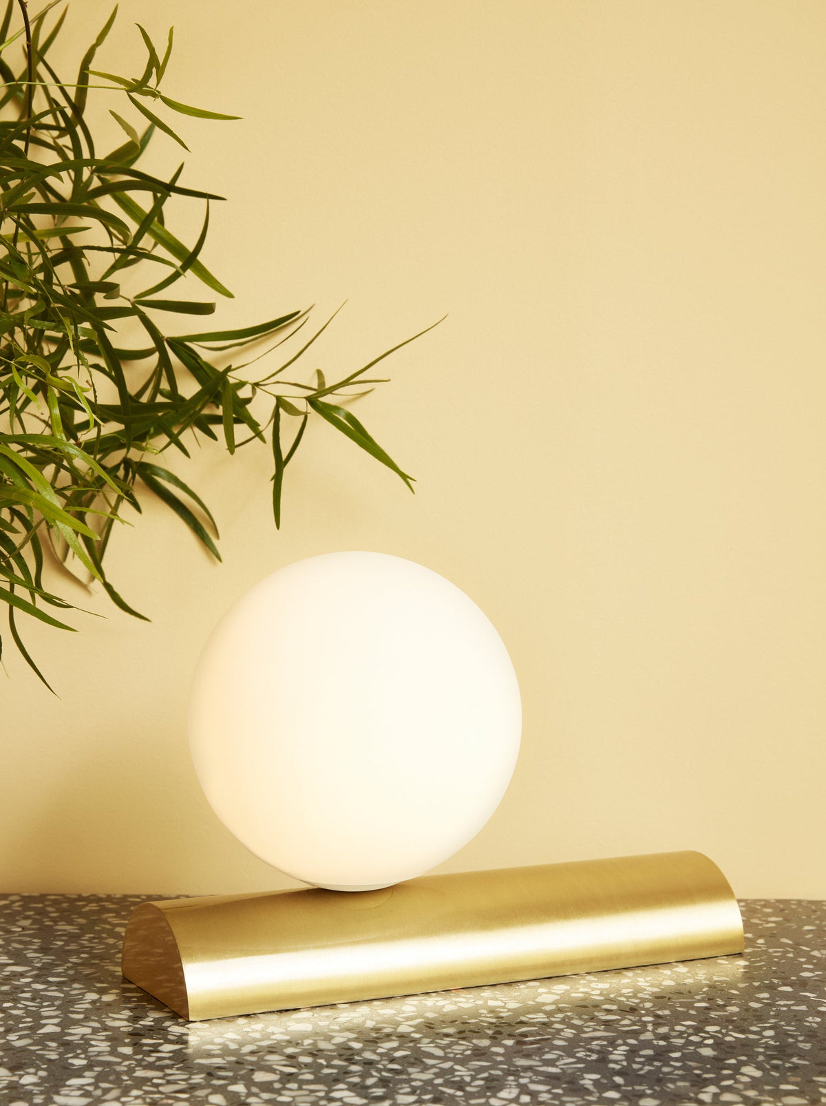 PolsterOase Möbel – Balance Tischlampe aus Glas und Eisen – Ansicht 2