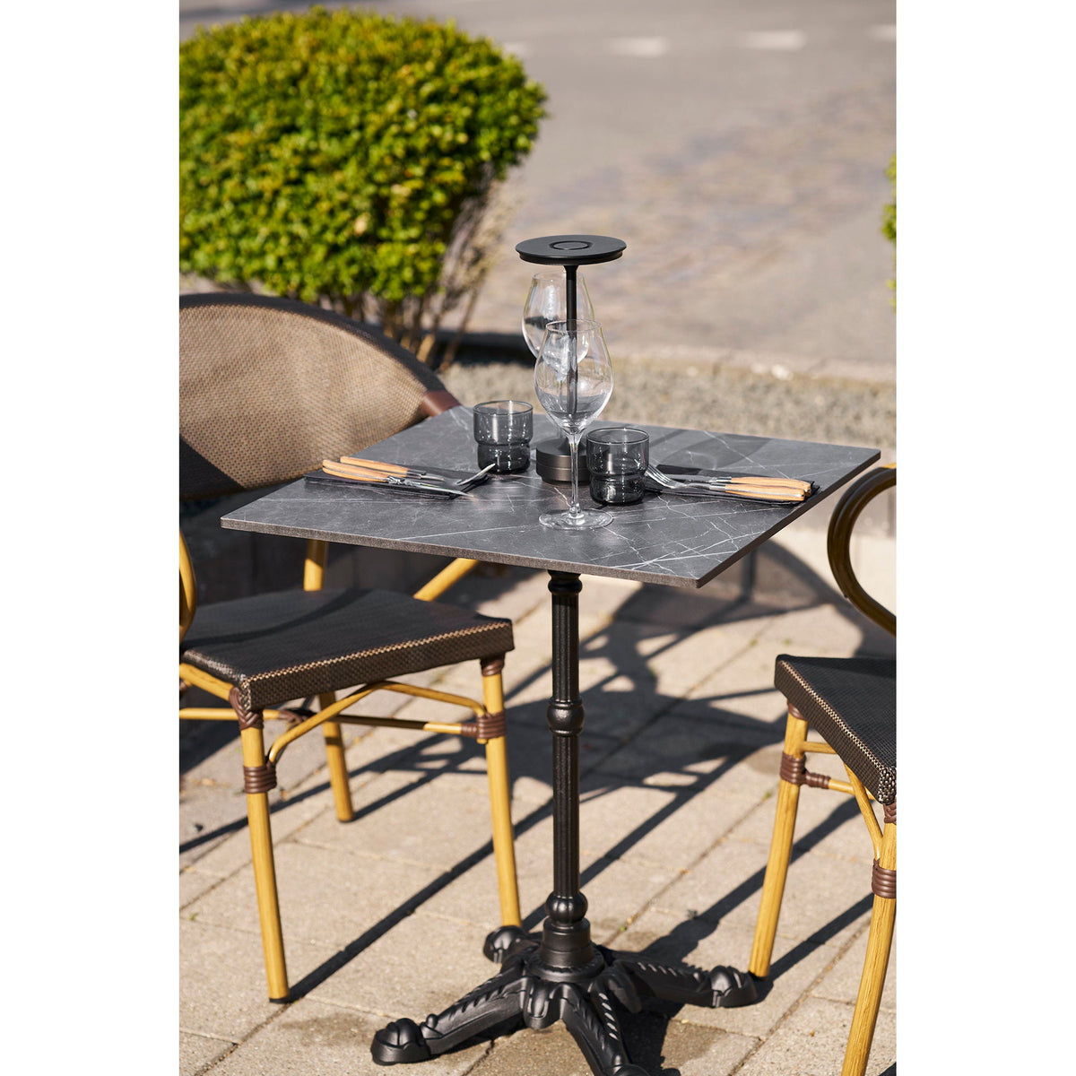 PolsterOase Möbel – Bistrotisch in Marmoroptik mit Gusseisenbeinen, Dunkelgrau, 60 cm – Ansicht 5