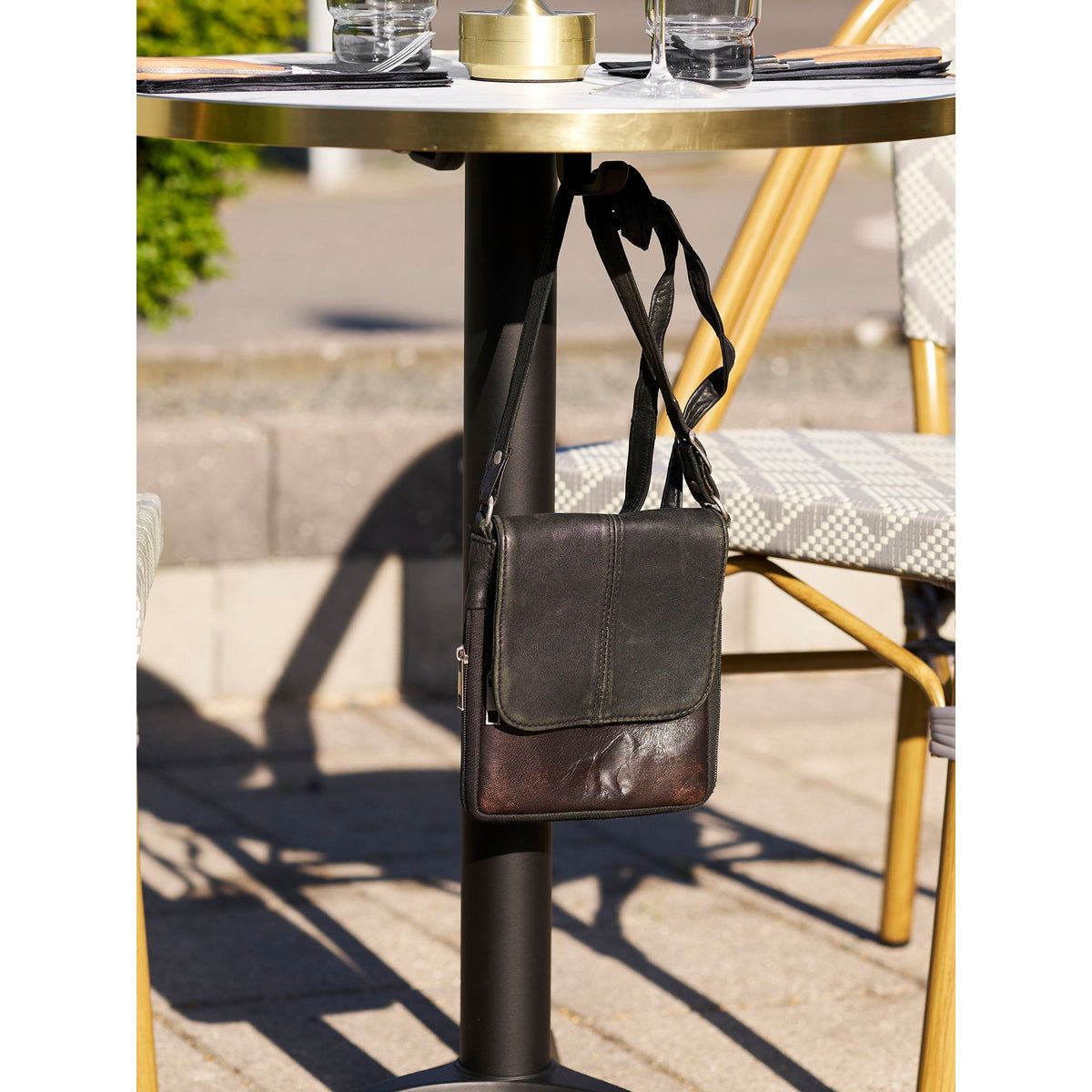 PolsterOase Möbel – Bistrotisch in Marmoroptik mit Aluminiumbeinen, Ø 60 cm – Ansicht 9