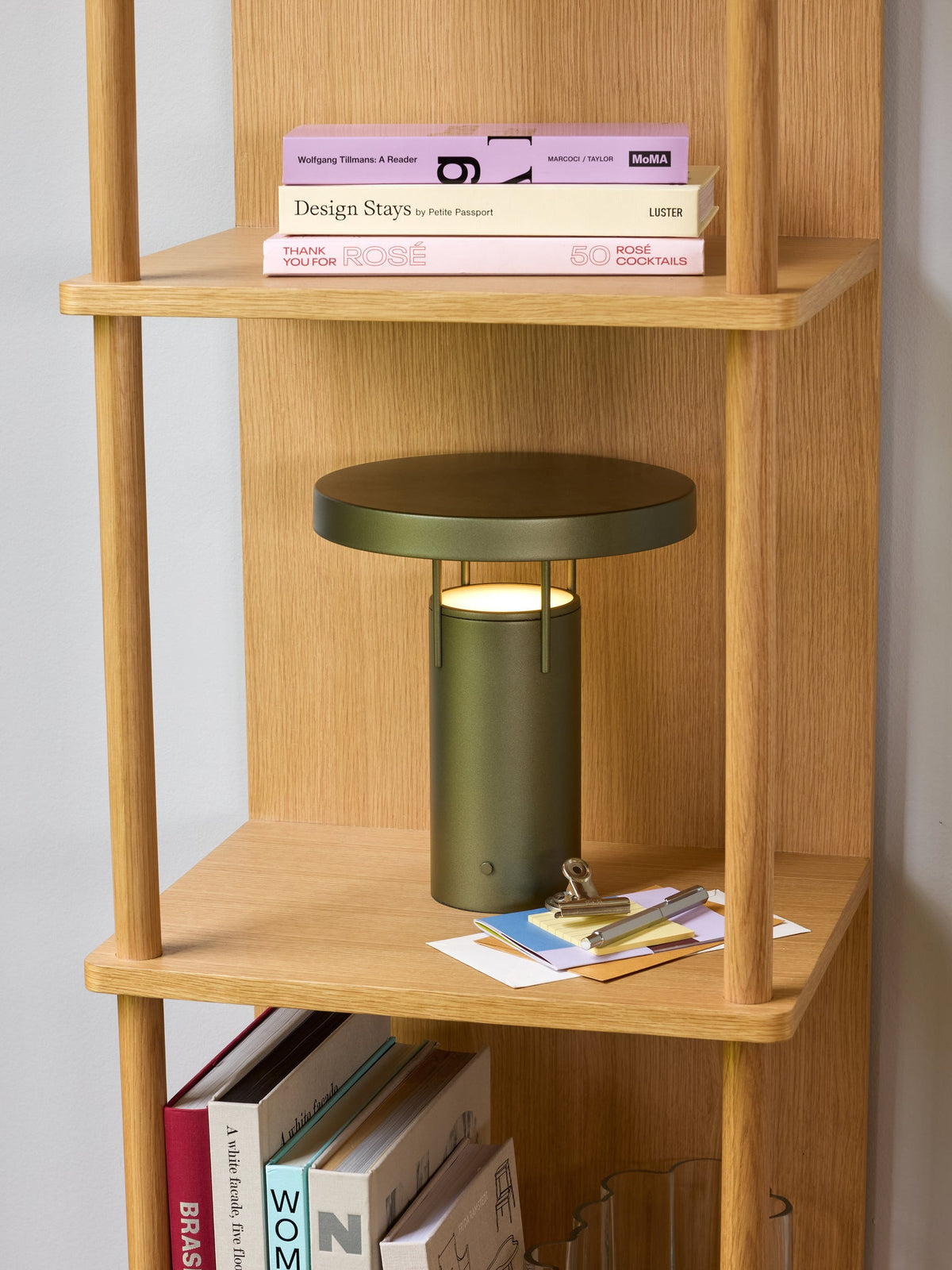 PolsterOase Möbel – BringMe Akku, Tischlampe, Metallic, Dunkelgrün – Ansicht 4
