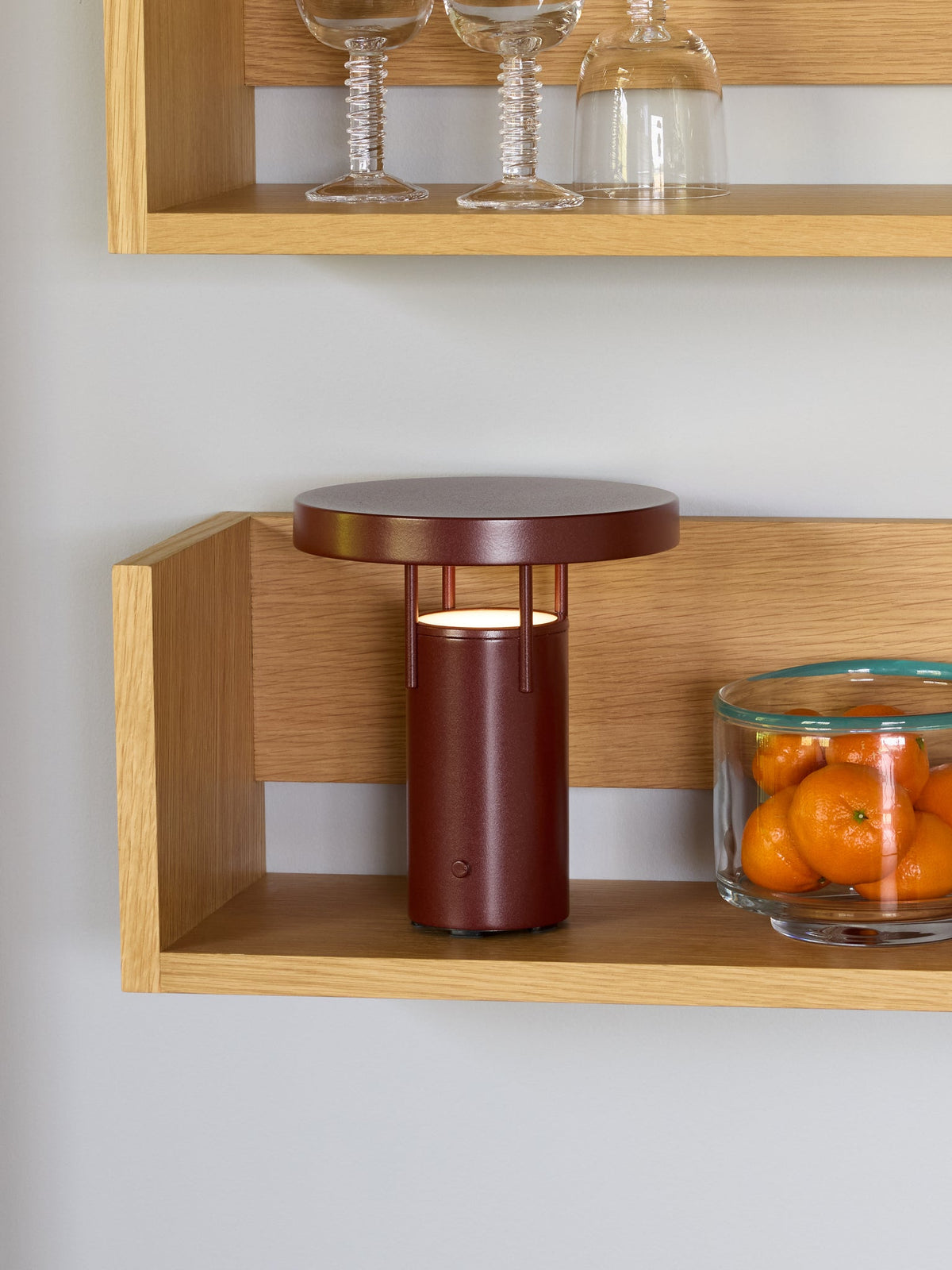 PolsterOase Möbel – BringMe Akku, Tischlampe, mini, Metallic, Bordeaux – Ansicht 4