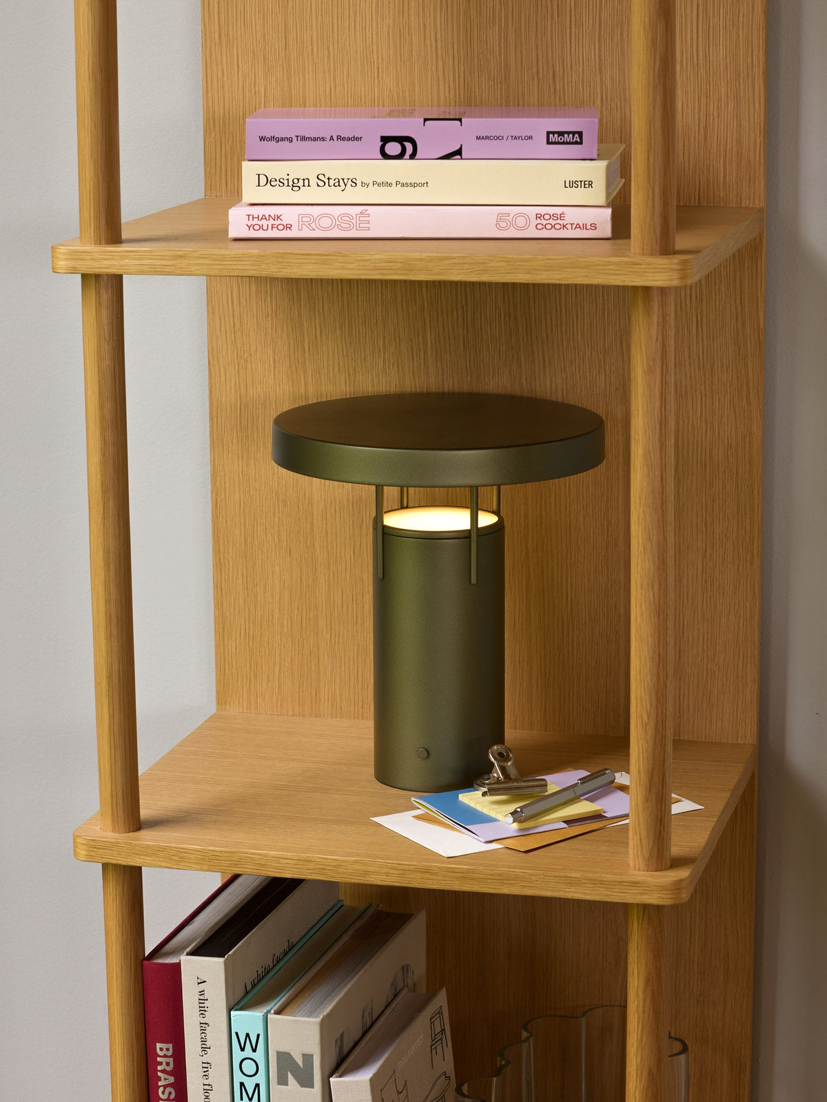 PolsterOase Möbel – BringMe Akku, Tischlampe, mini, Metallic, Dunkelgrün – Ansicht 5