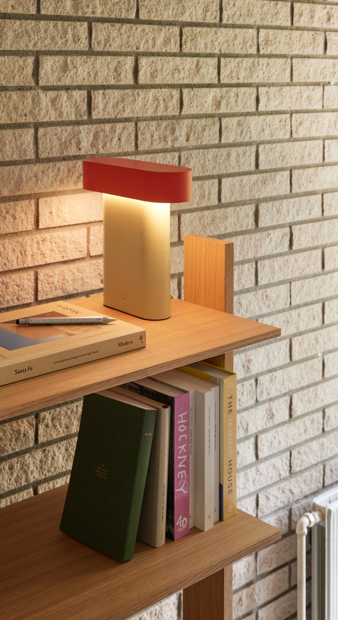 PolsterOase Möbel – Sleek Tischlampe aus Acryl und Metall – Ansicht 2