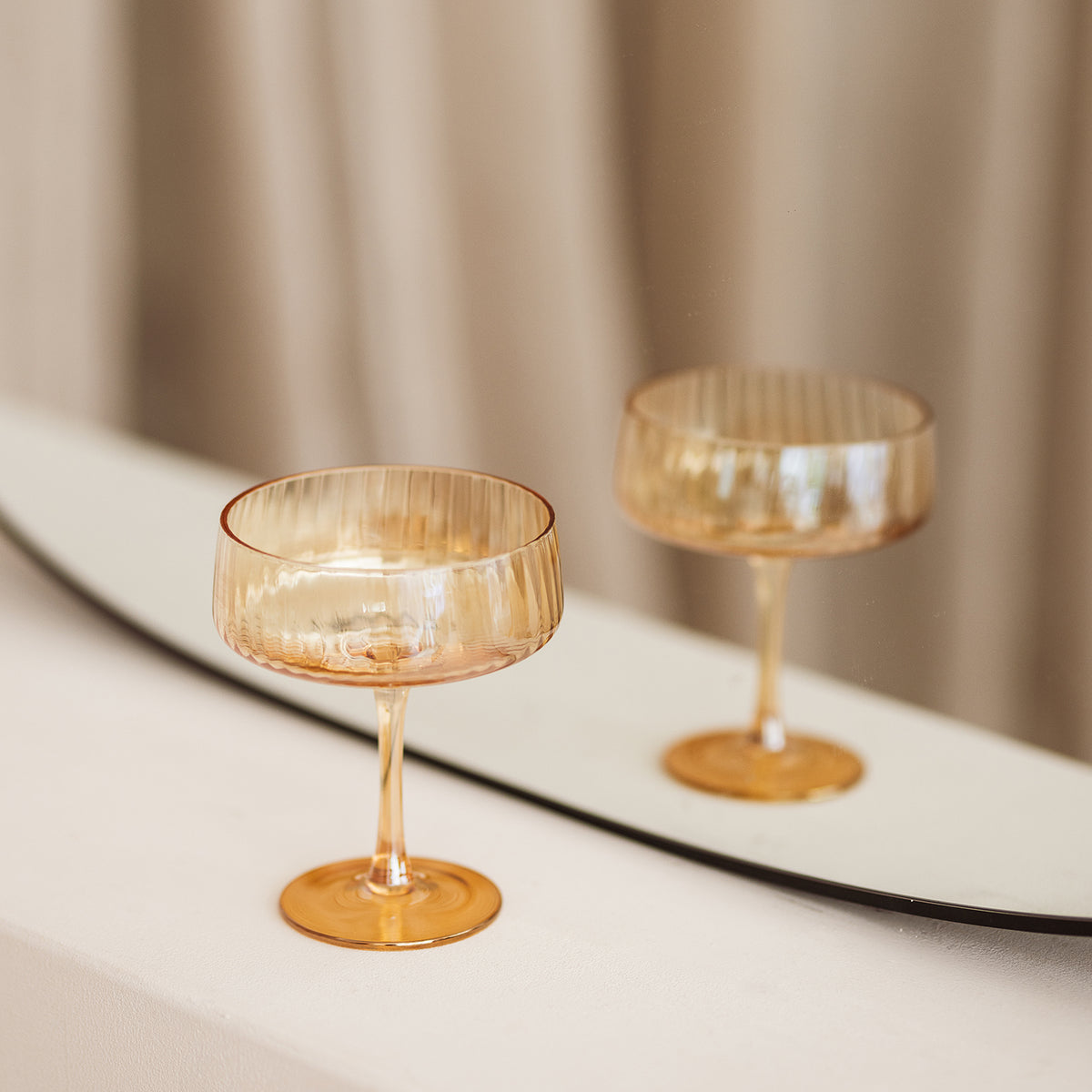 PolsterOase Möbel – Champagnerglas 23 cl Coupé bernsteinfarben Ray, 4er Set – Ansicht 2