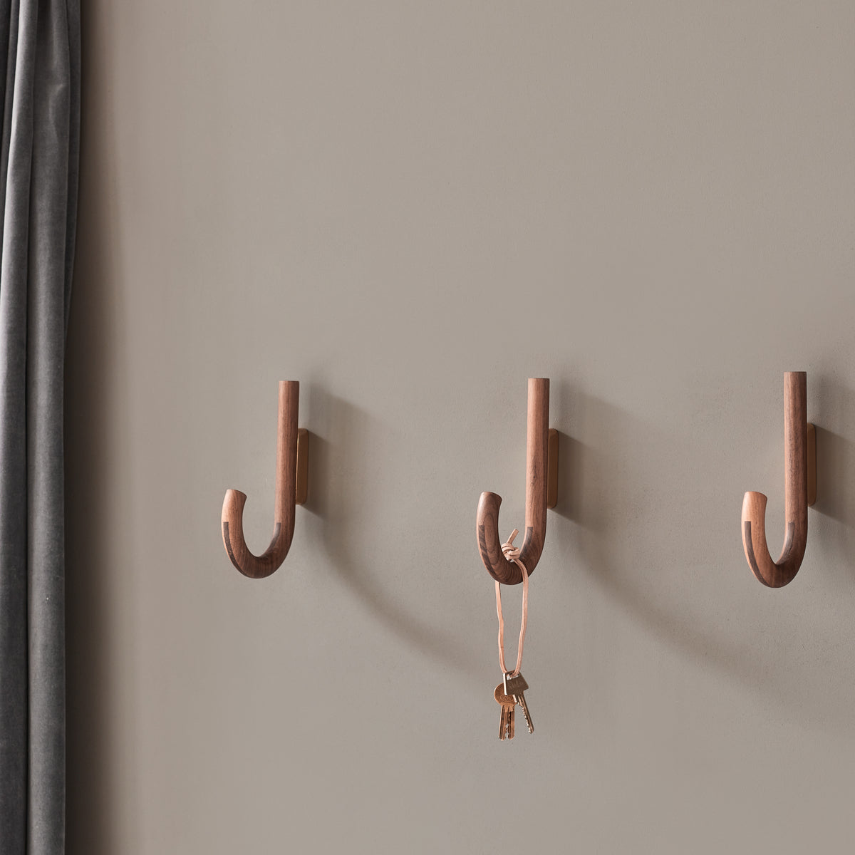 PolsterOase Wandhaken – HOOK Haken Nussbaum Messing Nr. 4